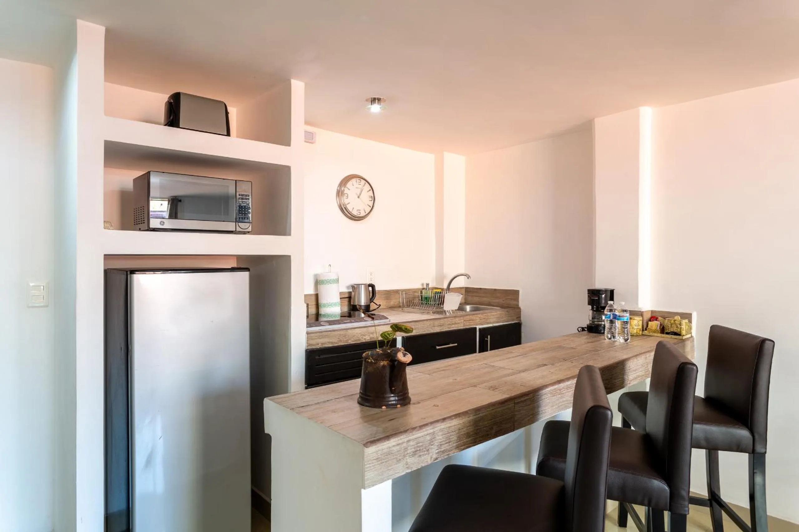 Coffee/tea facilities in Suites 259 Condesa