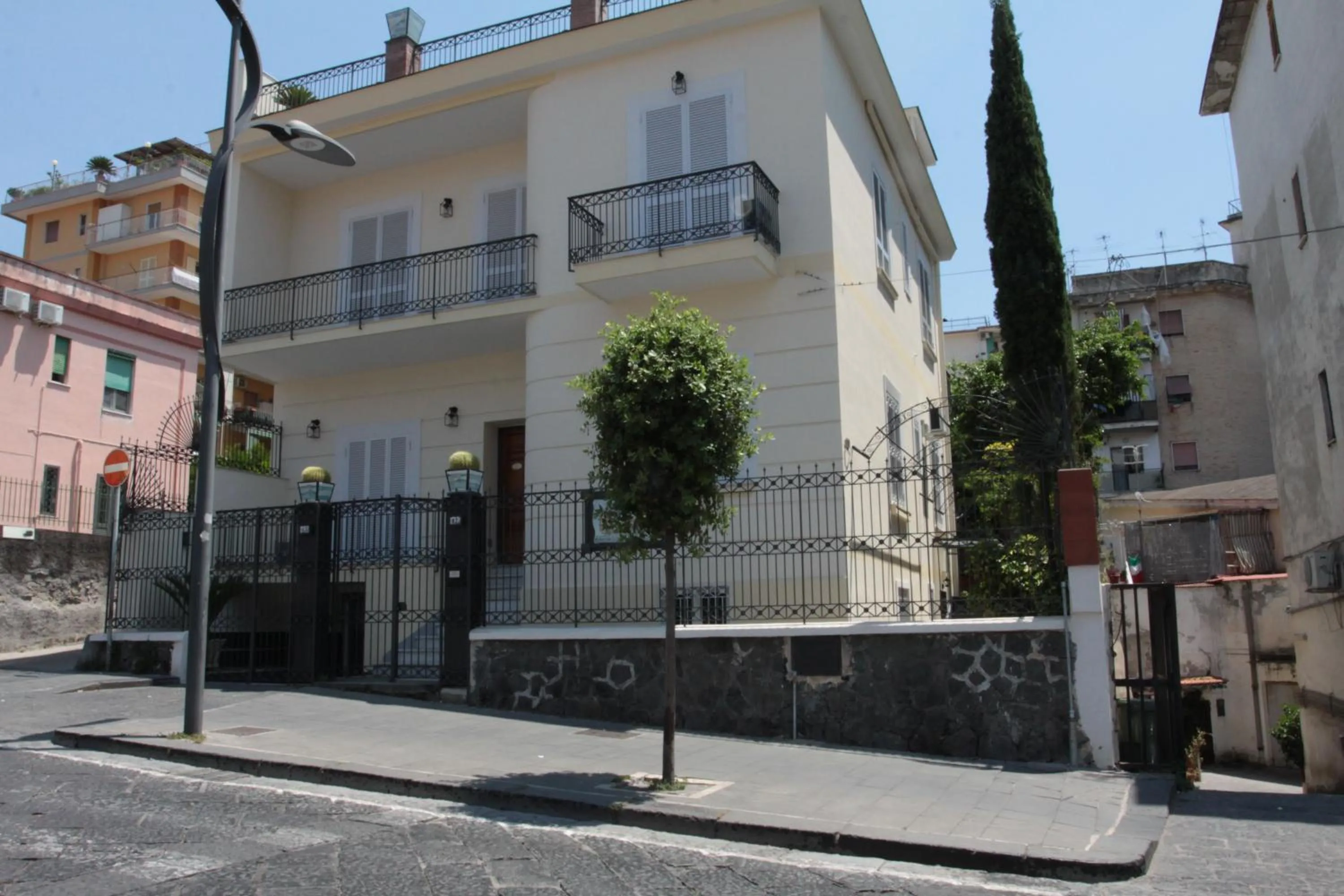 Facade/entrance in Casa Parthenope