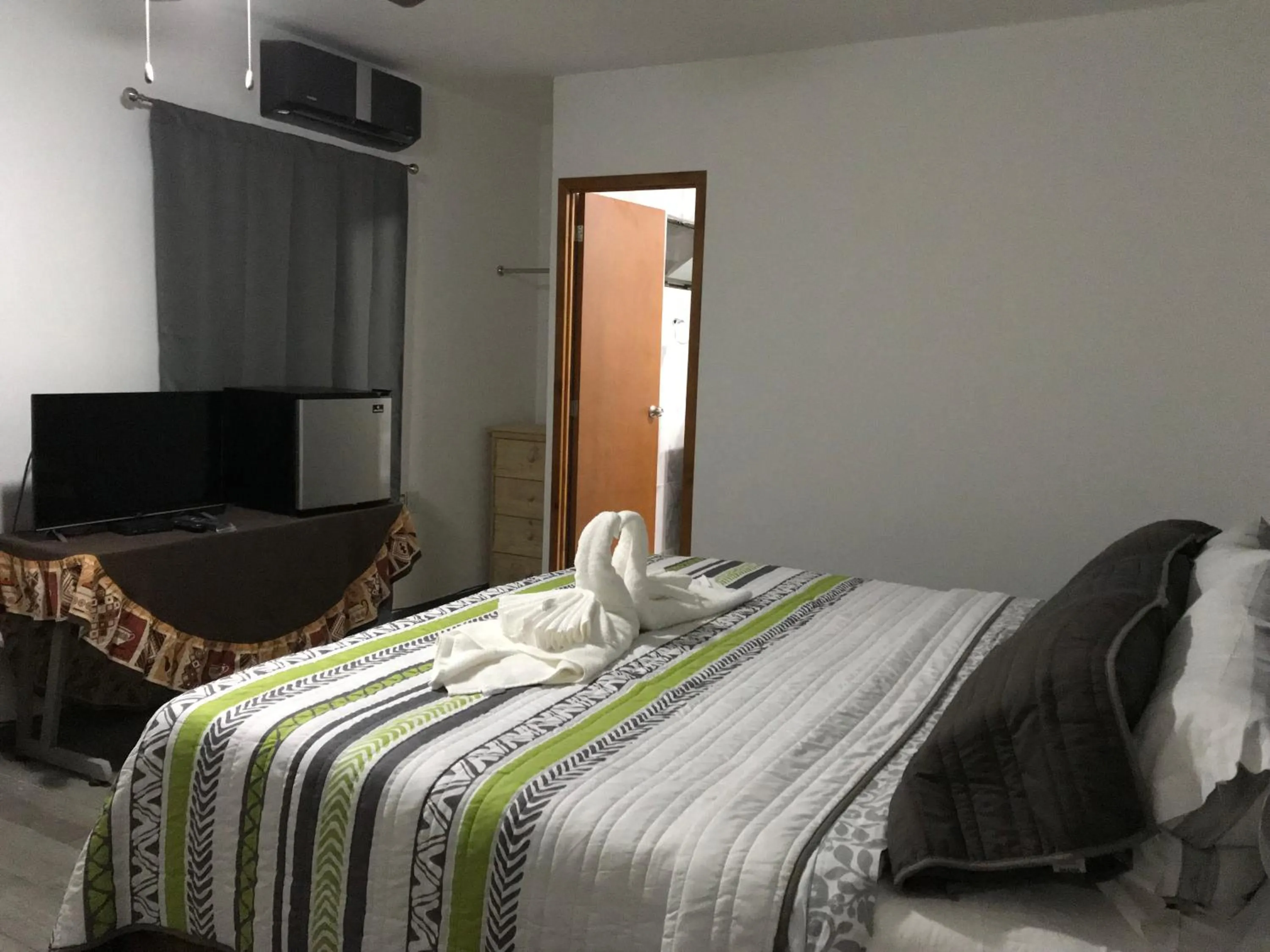 Photo of the whole room, Bed in Suites Fenicia