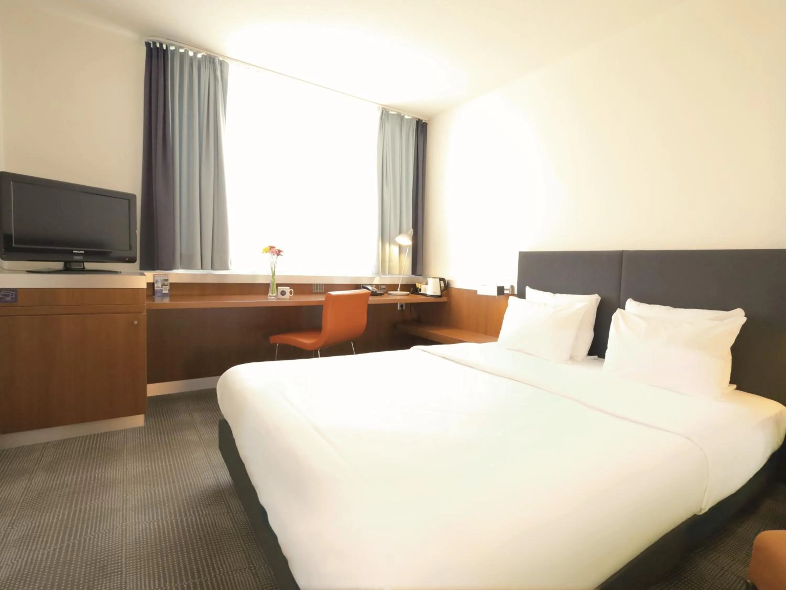 Photo of the whole room, Bed in Novotel Erlangen