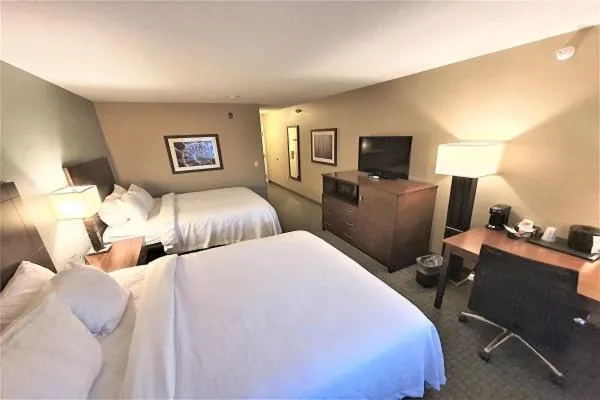 Bed in AmeriVu Inn and Suites - Chisago City