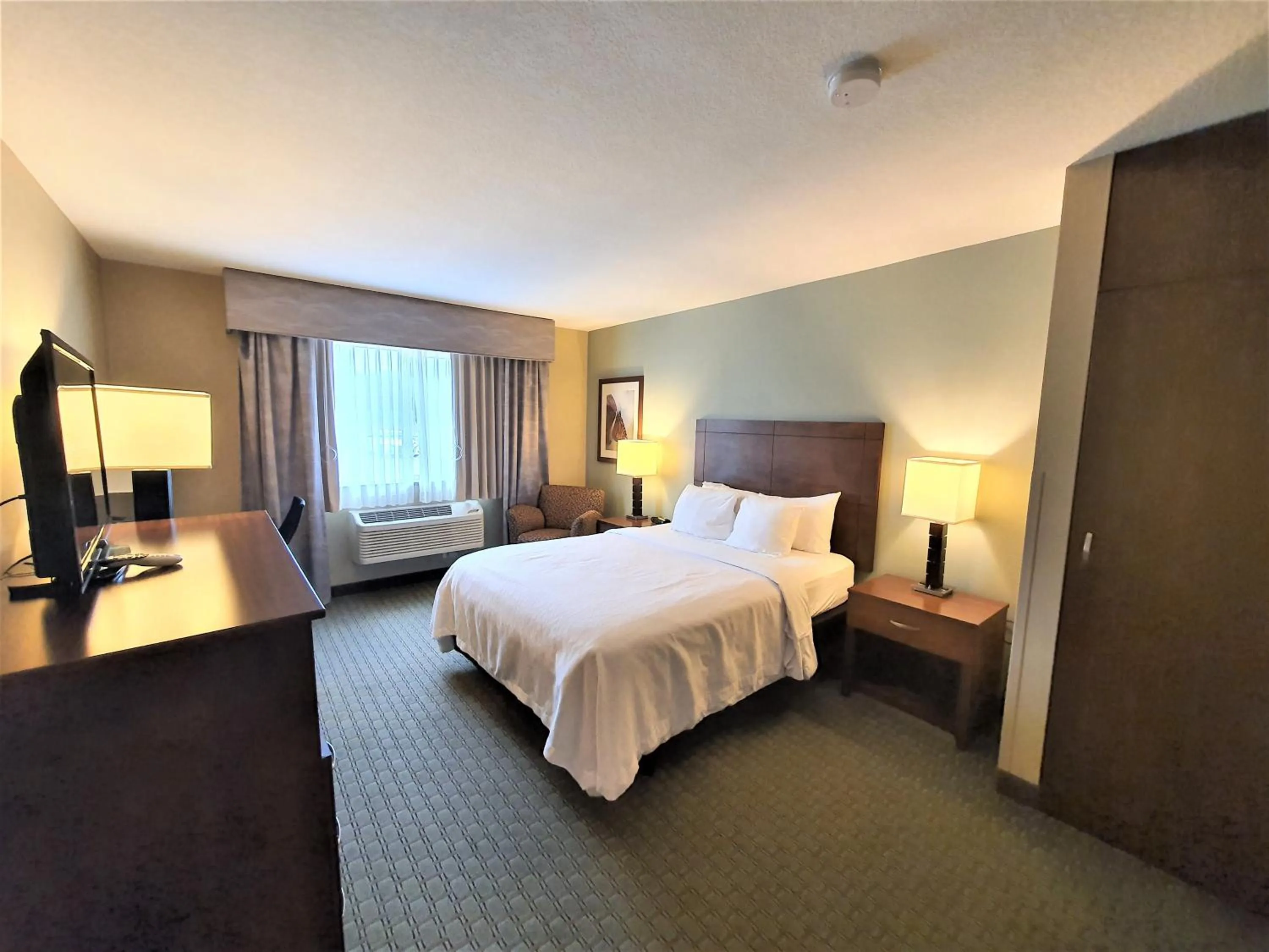 Bed in AmeriVu Inn and Suites - Chisago City