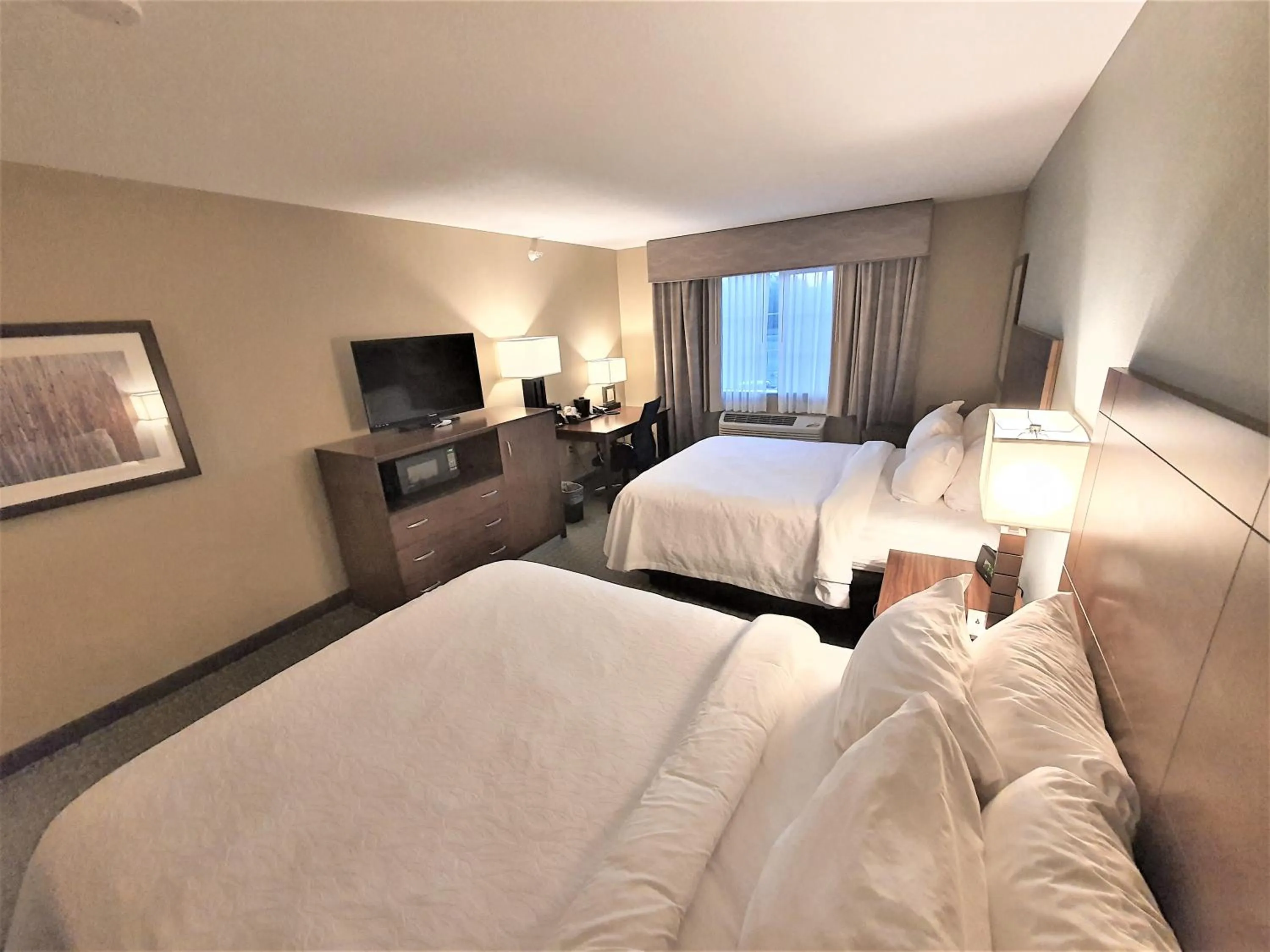 Bed in AmeriVu Inn and Suites - Chisago City