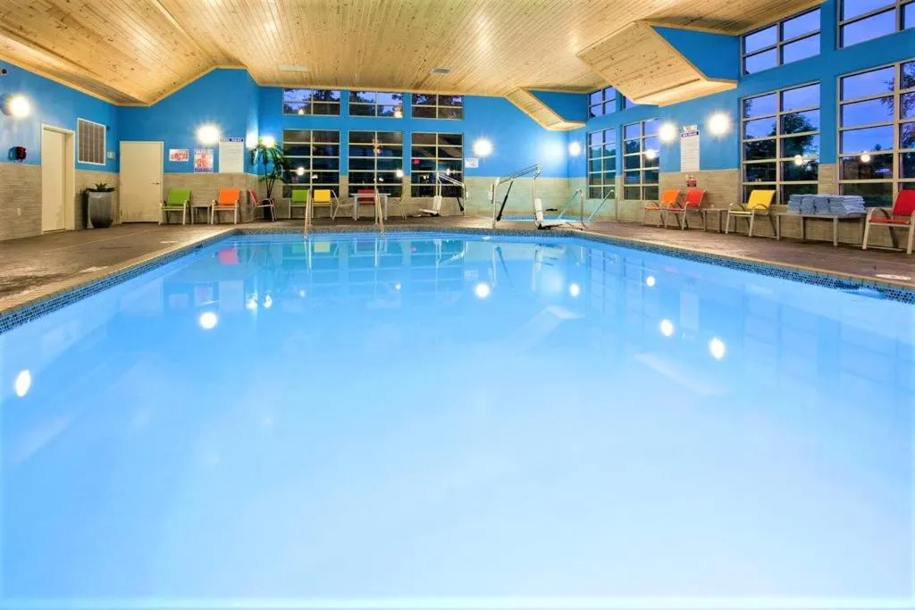 Swimming pool in AmeriVu Inn and Suites - Chisago City