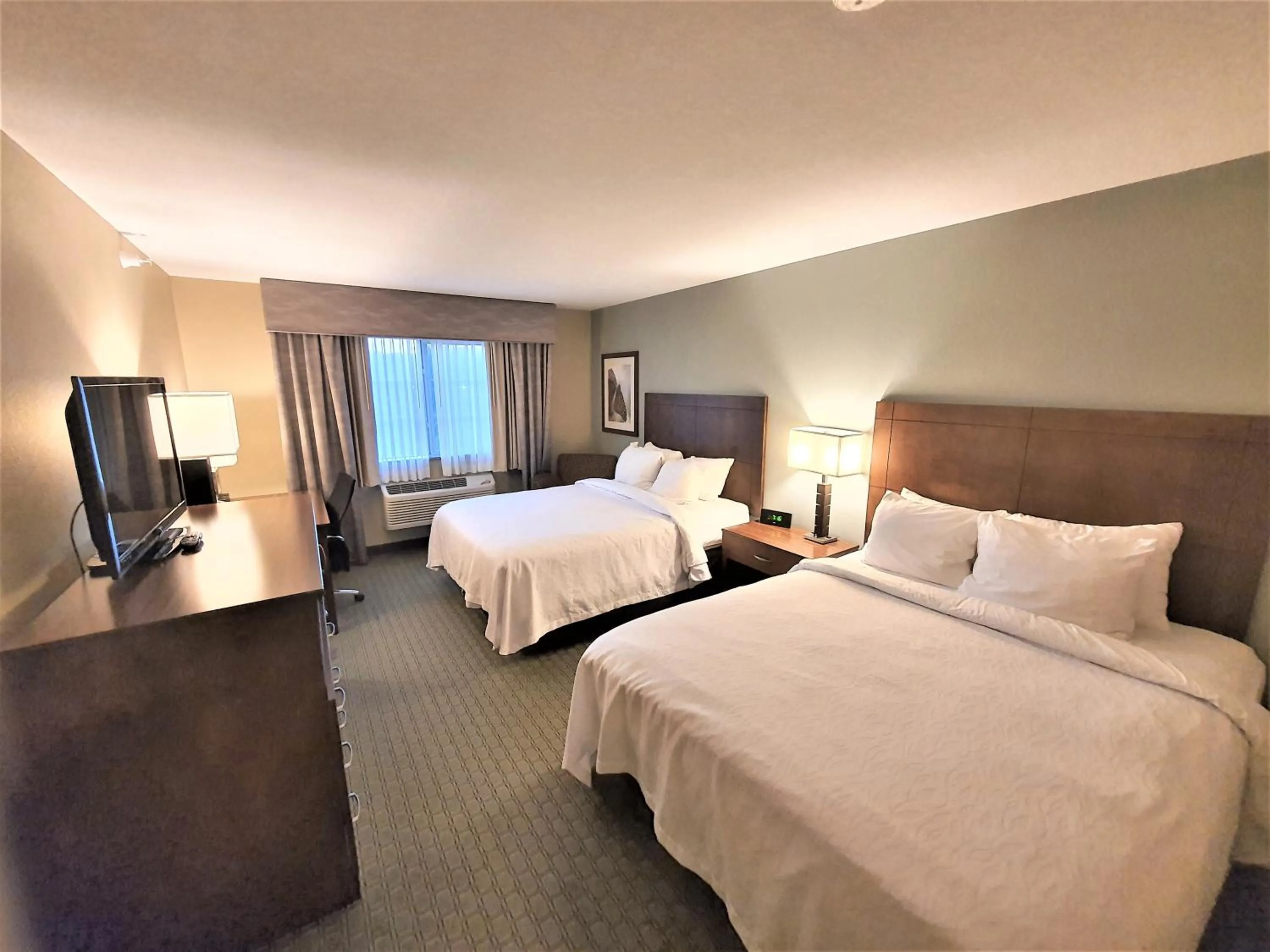 Bed in AmeriVu Inn and Suites - Chisago City