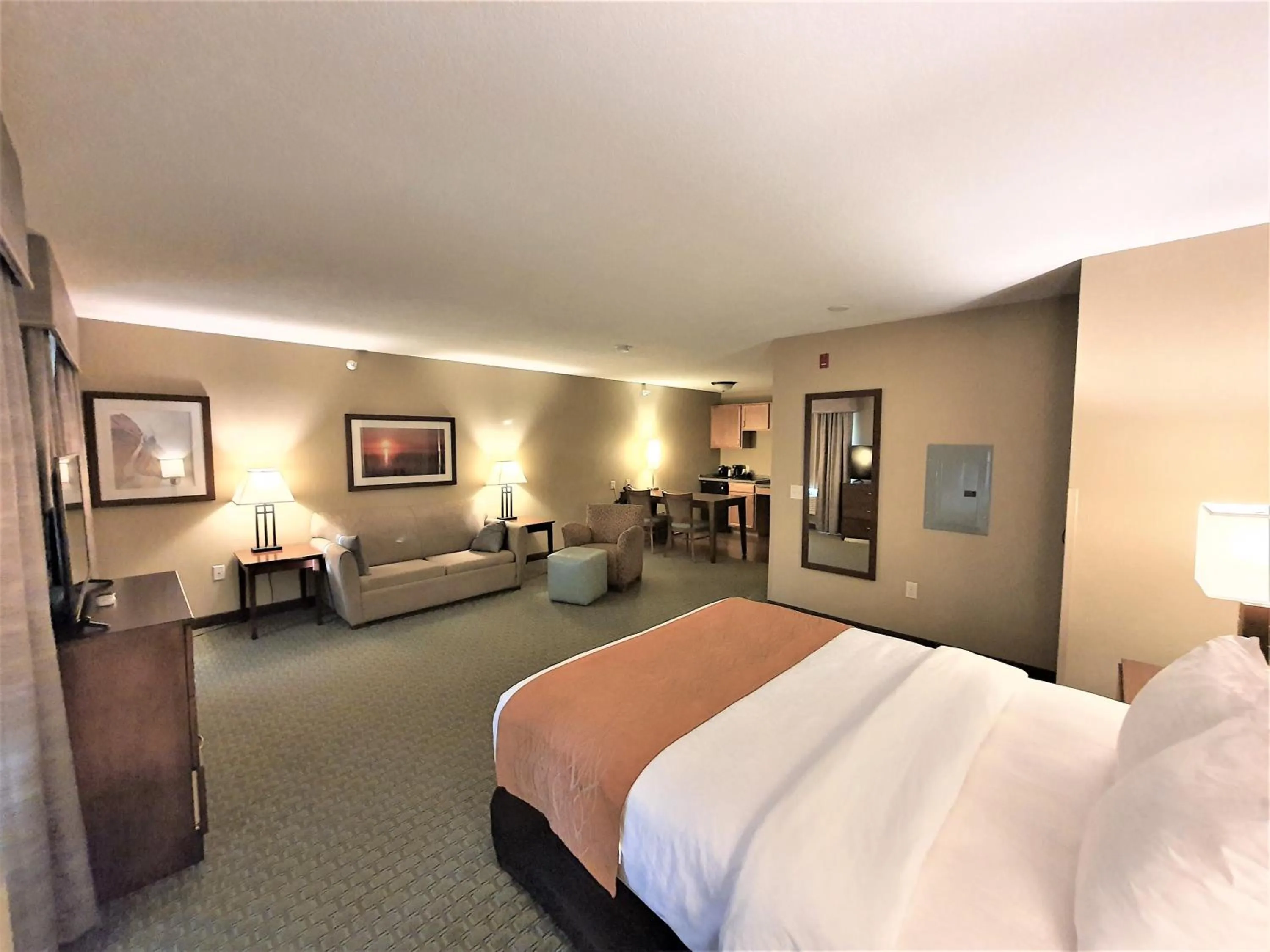 Bed in AmeriVu Inn and Suites - Chisago City