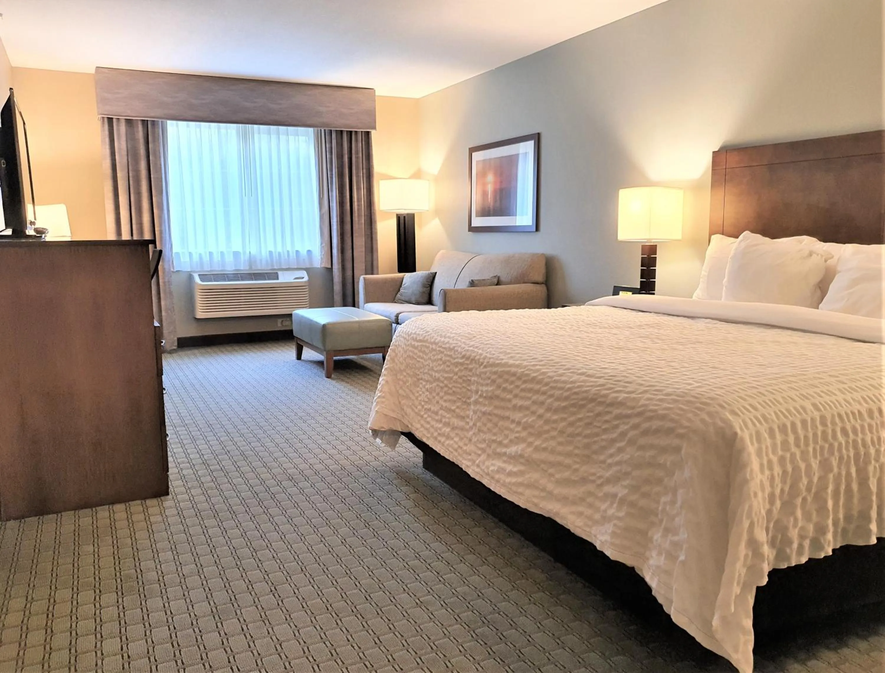 Bed in AmeriVu Inn and Suites - Chisago City