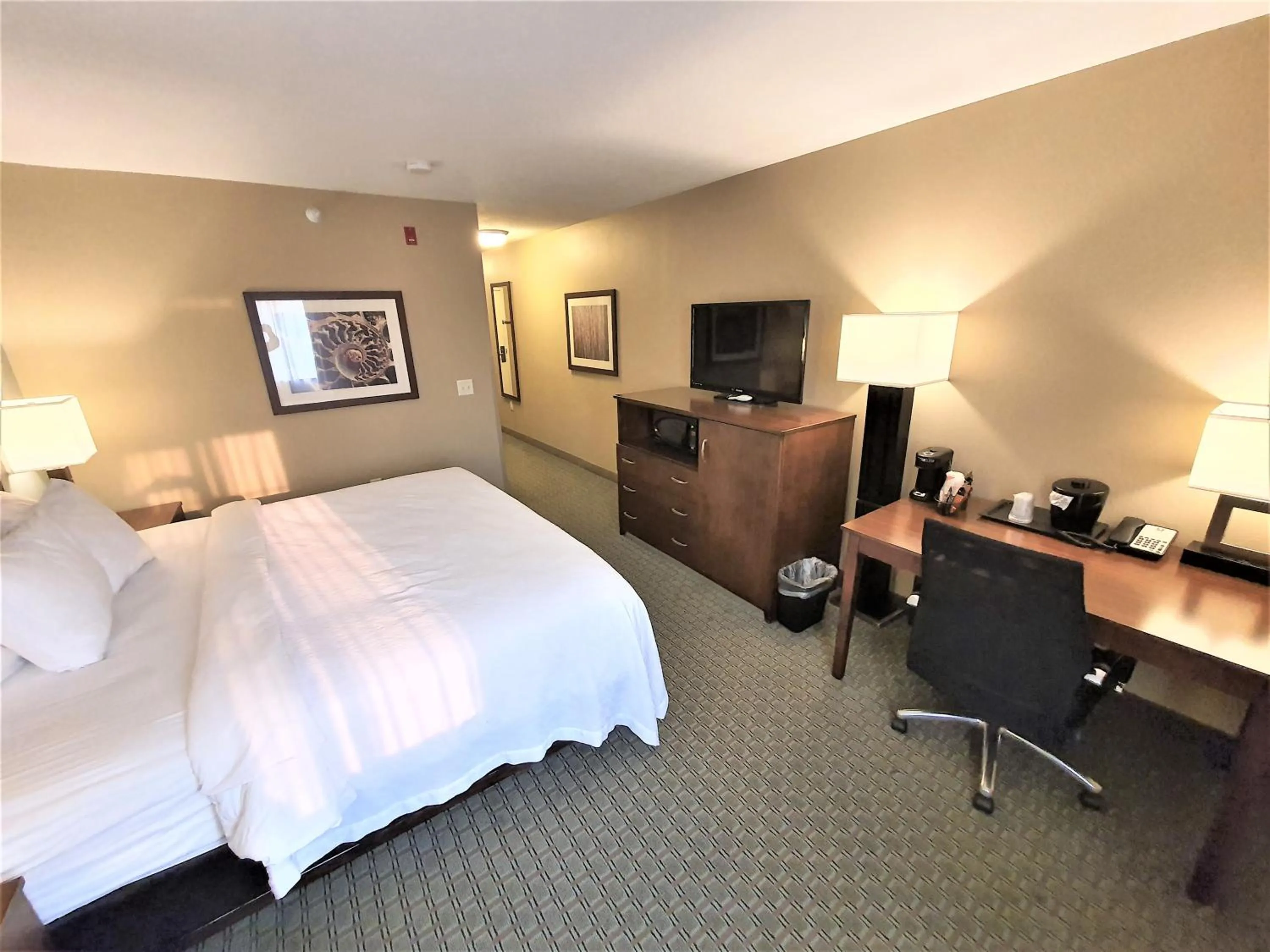 Bed in AmeriVu Inn and Suites - Chisago City
