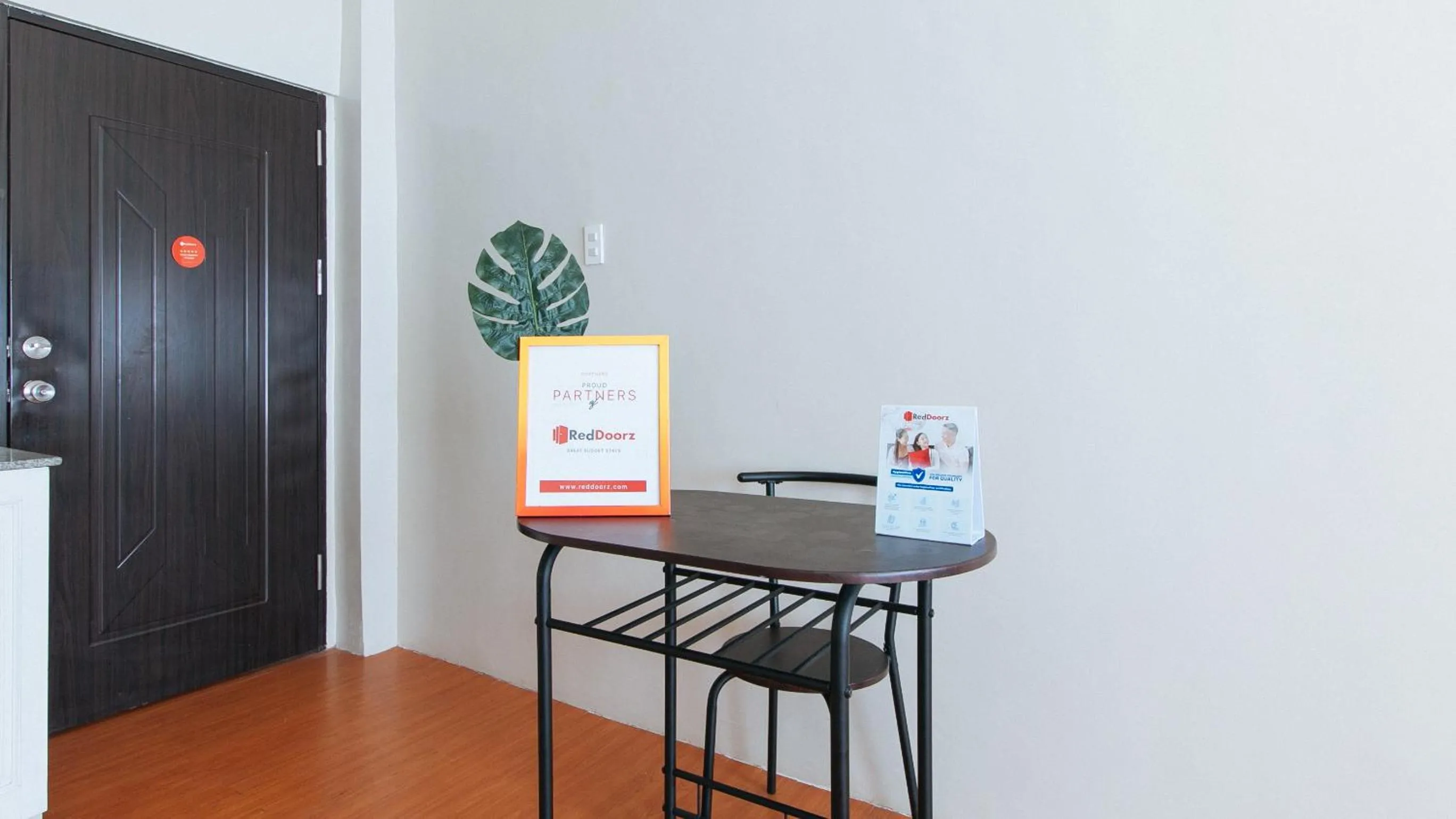 Lobby or reception in RedDoorz at CAA Road Las Pinas