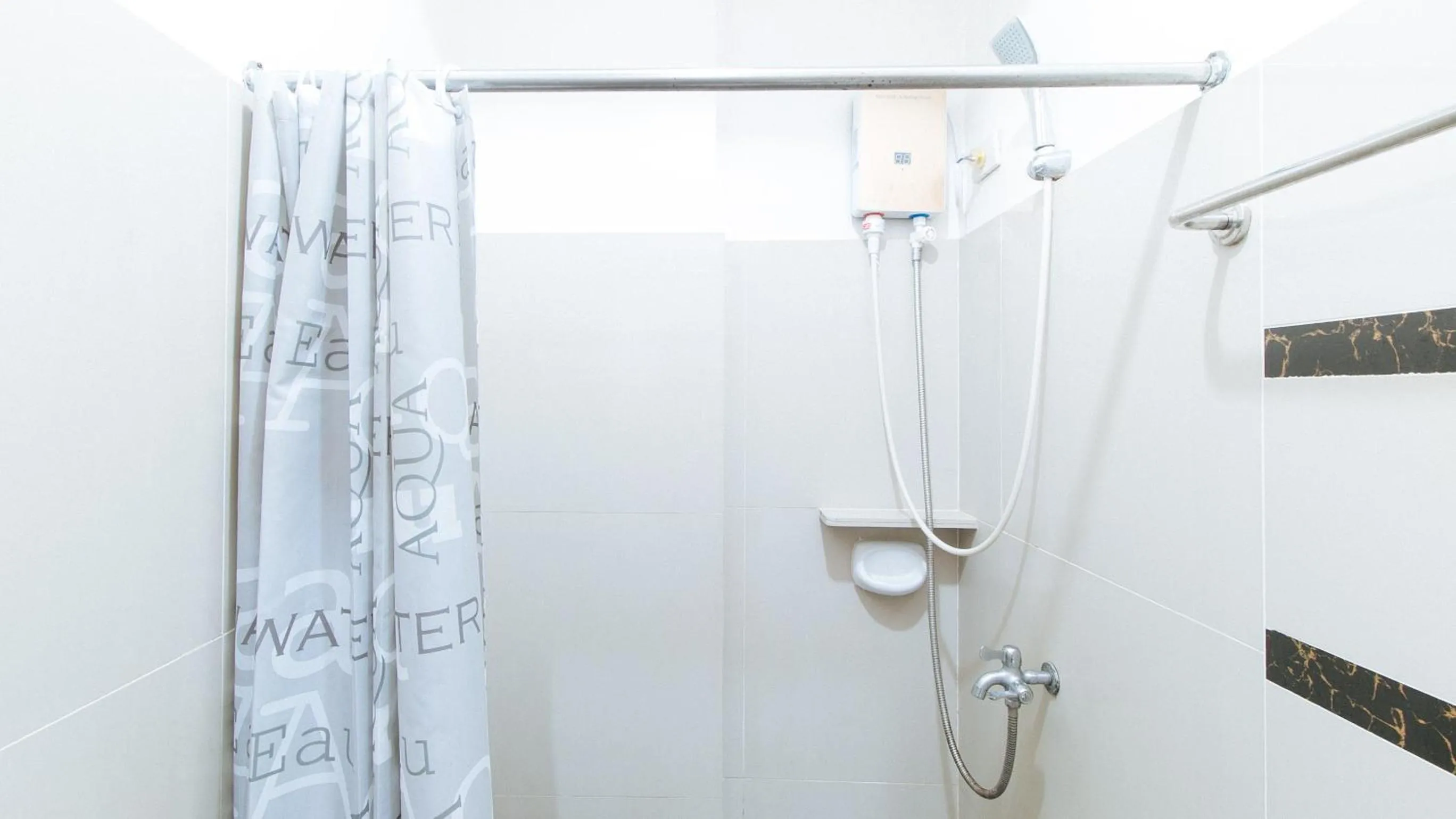 Shower in RedDoorz at CAA Road Las Pinas