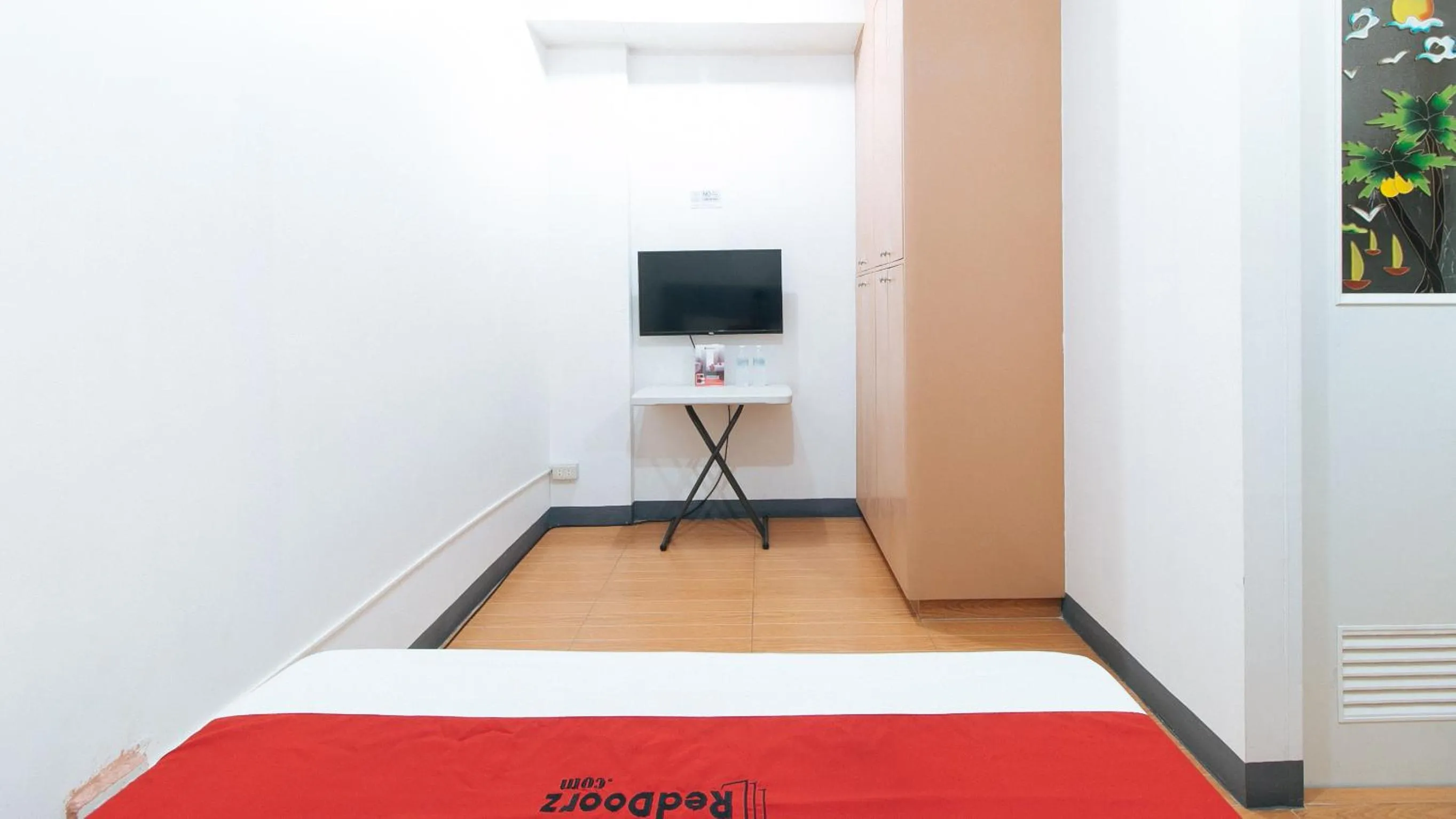 TV and multimedia, Bed in RedDoorz at CAA Road Las Pinas