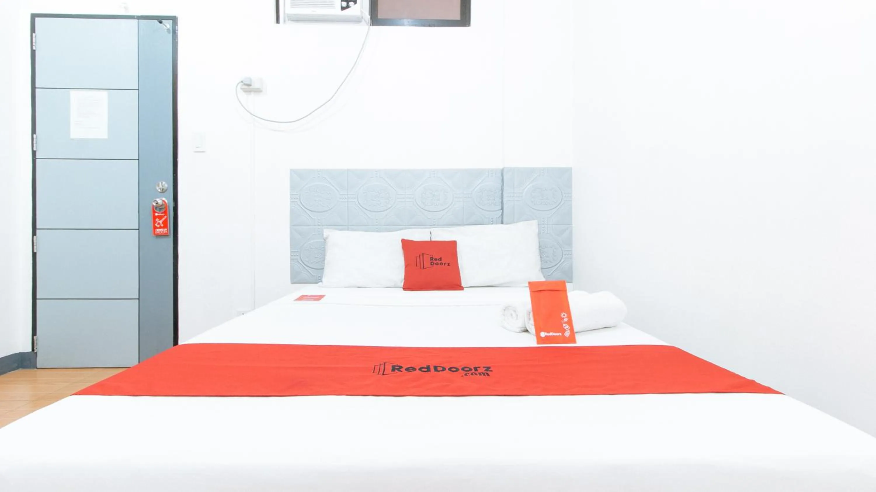 Photo of the whole room, Bed in RedDoorz at CAA Road Las Pinas