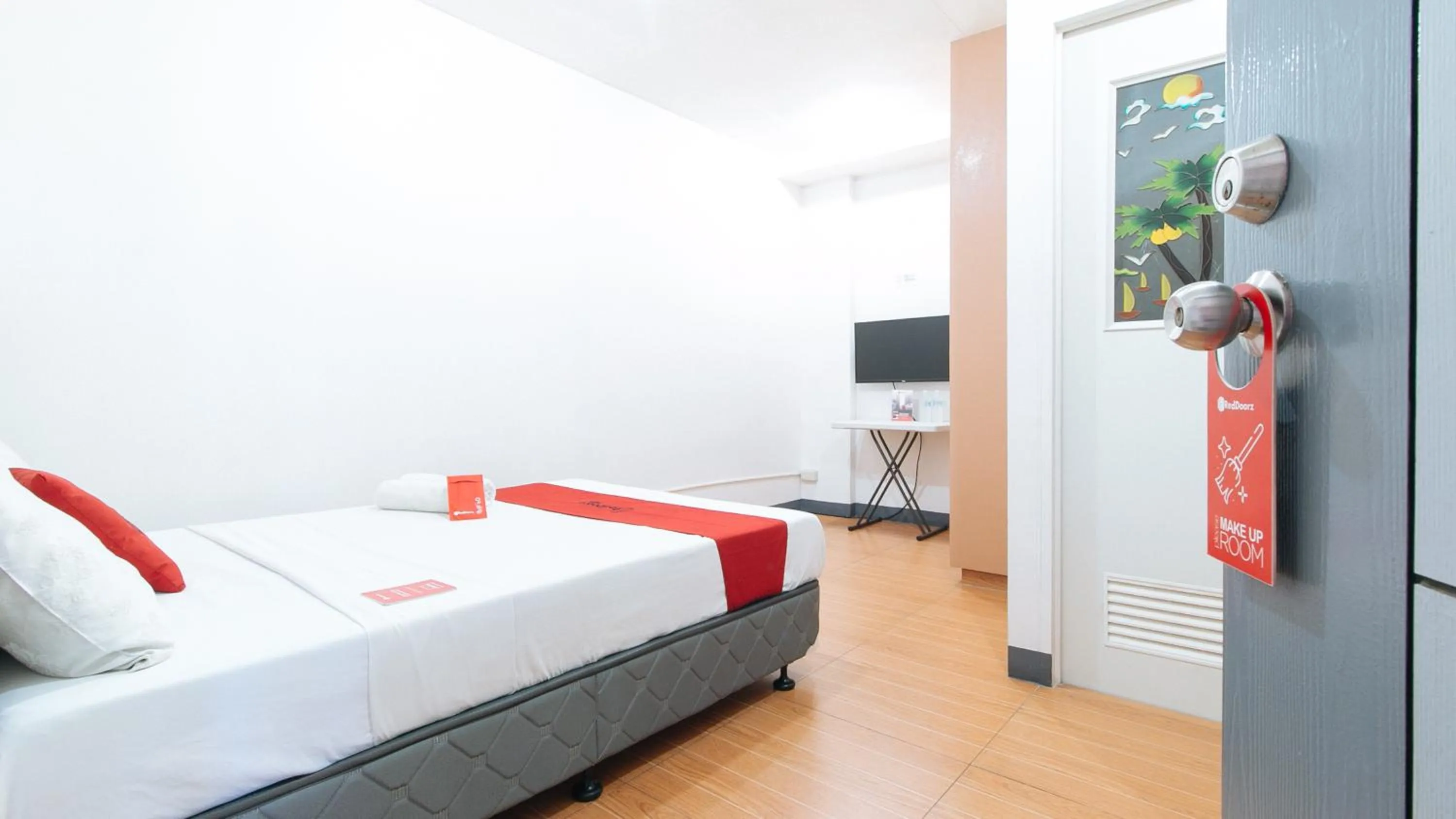 Photo of the whole room, Bed in RedDoorz at CAA Road Las Pinas