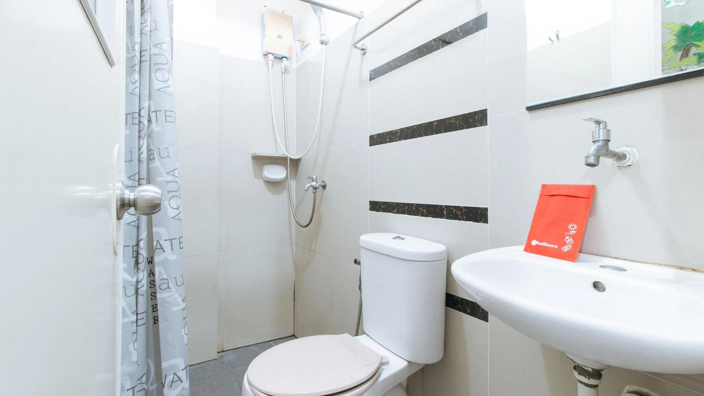 Toilet in RedDoorz at CAA Road Las Pinas