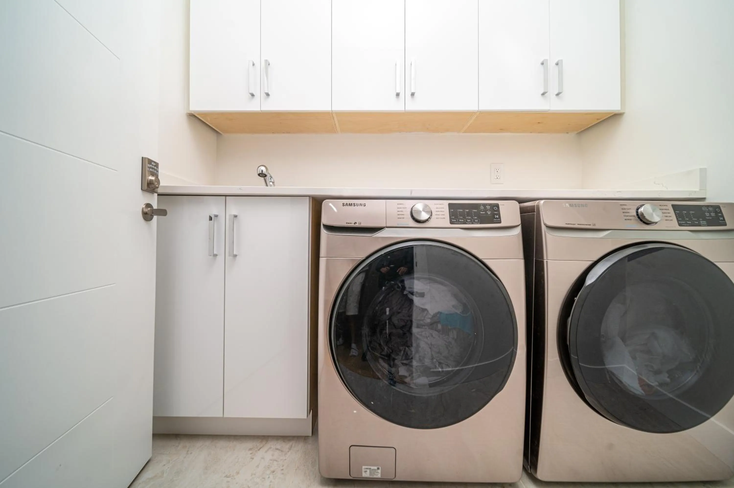 washing machine in Sun suite