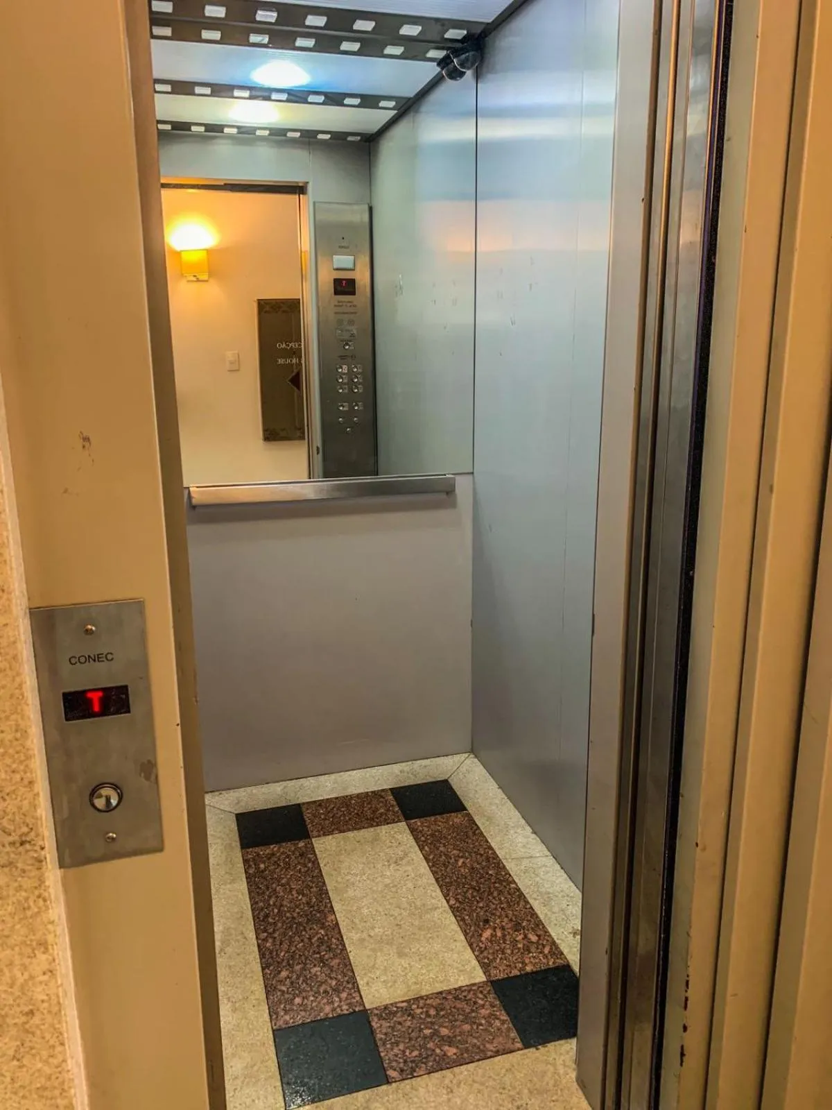 elevator in Hotel Piratininga Avenida Amazonas - Rondonópolis