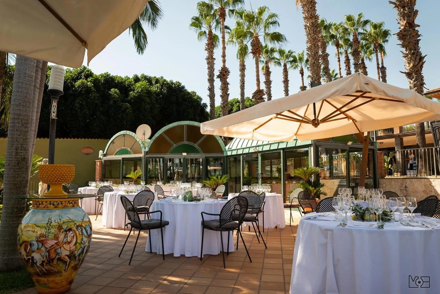 Restaurant/places to eat in Villa Grandiosa FC