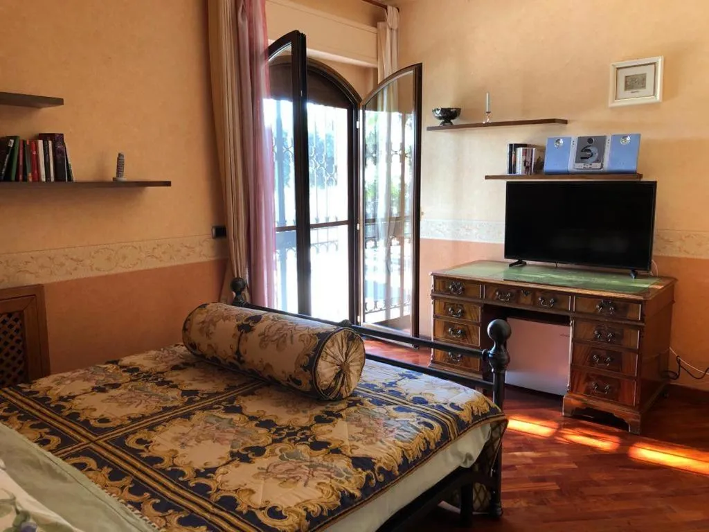 Bed in Villa Grandiosa FC