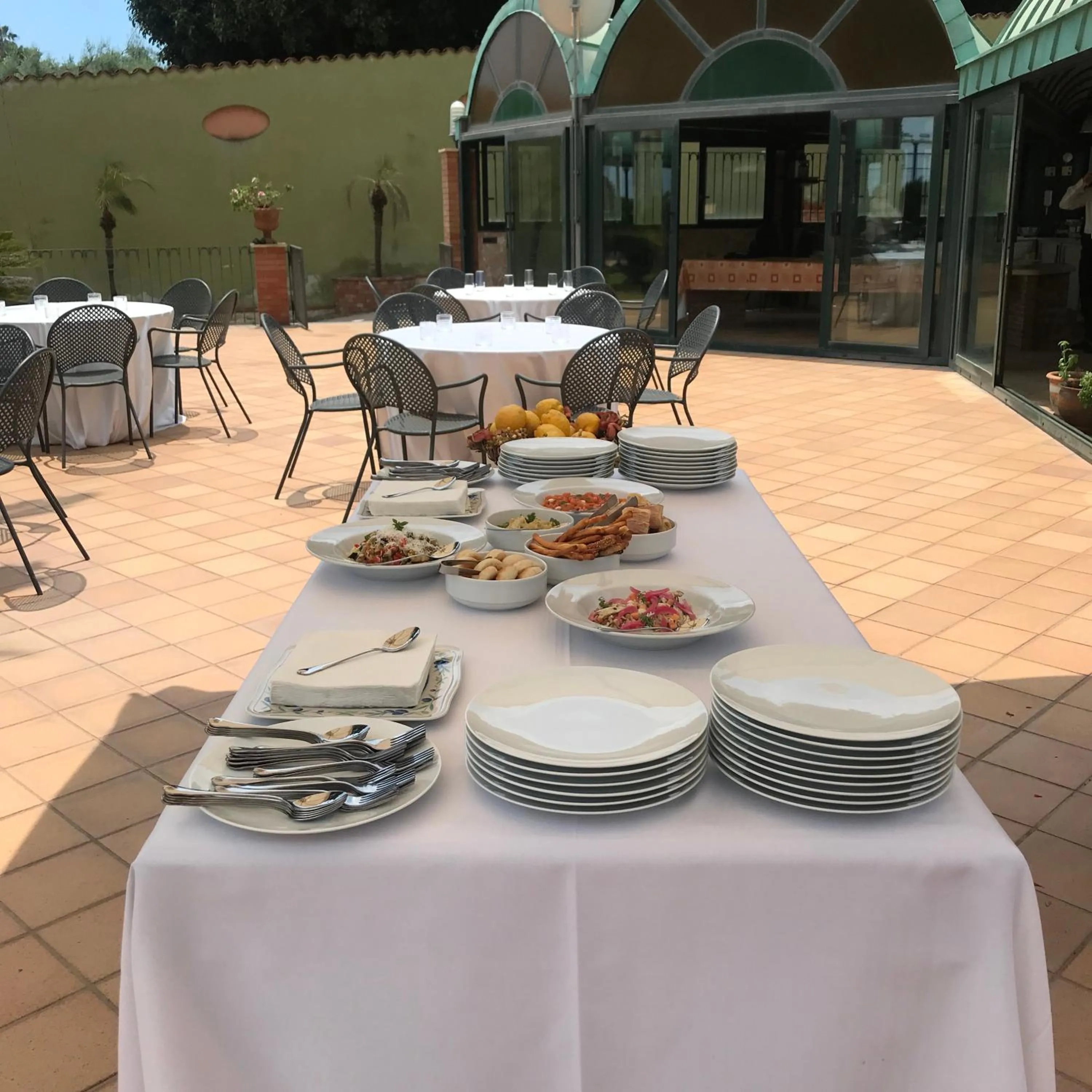 Restaurant/places to eat in Villa Grandiosa FC