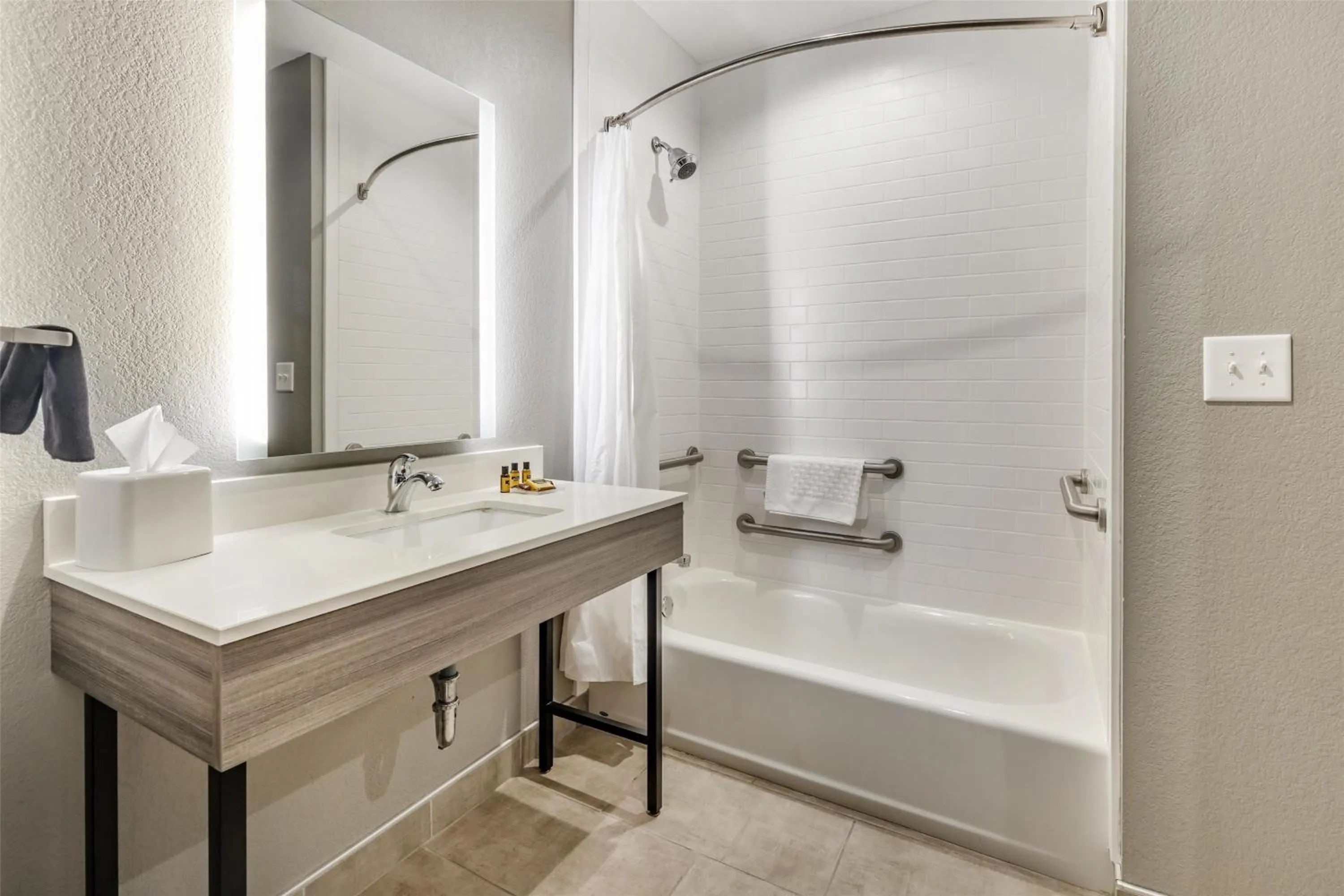 Bathroom in Best Western Plus Lawrenceburg