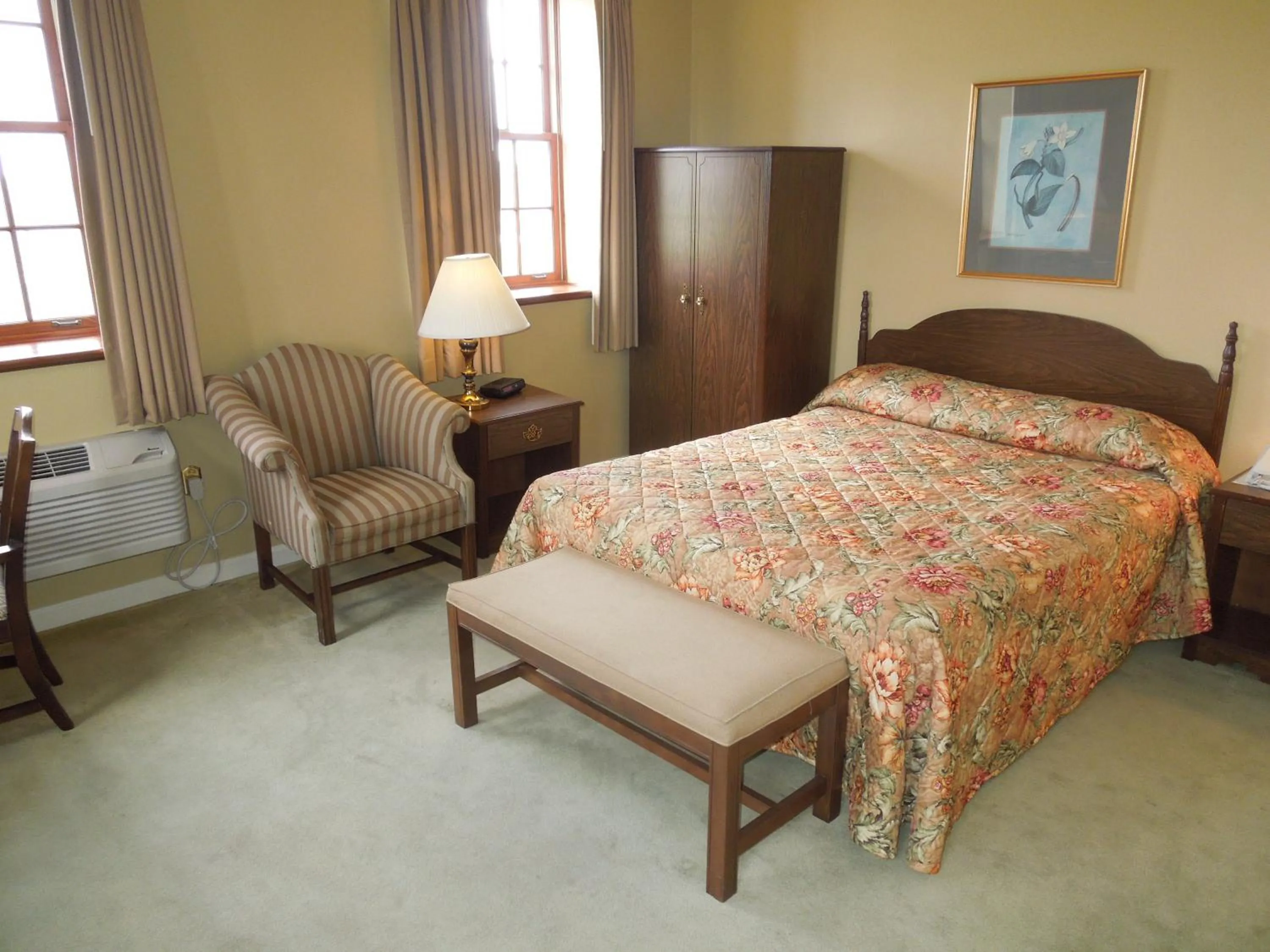 Bedroom, Bed in Bridges Guest Quarters