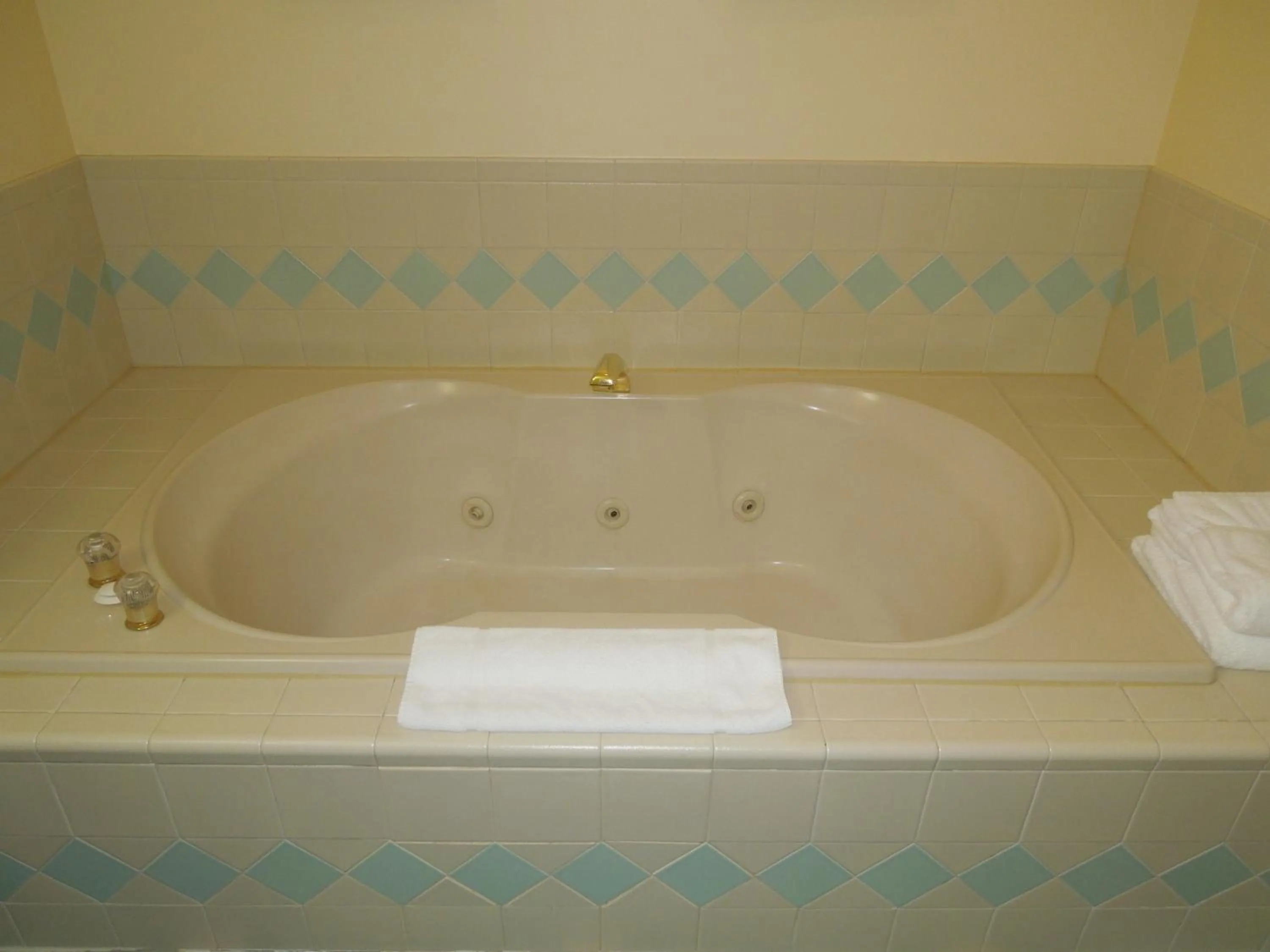 Hot Tub in Bridges Guest Quarters