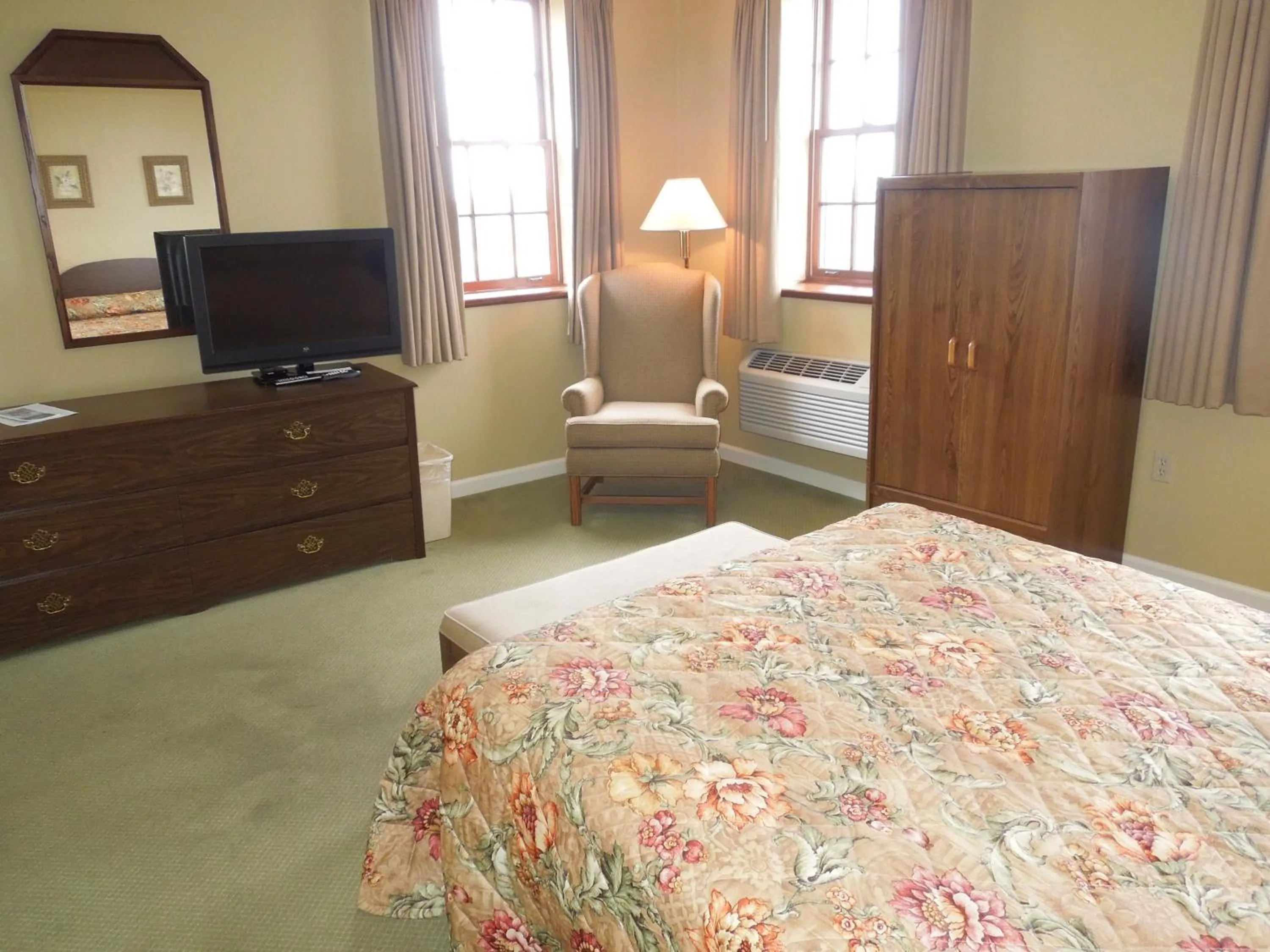 Bedroom, Bed in Bridges Guest Quarters