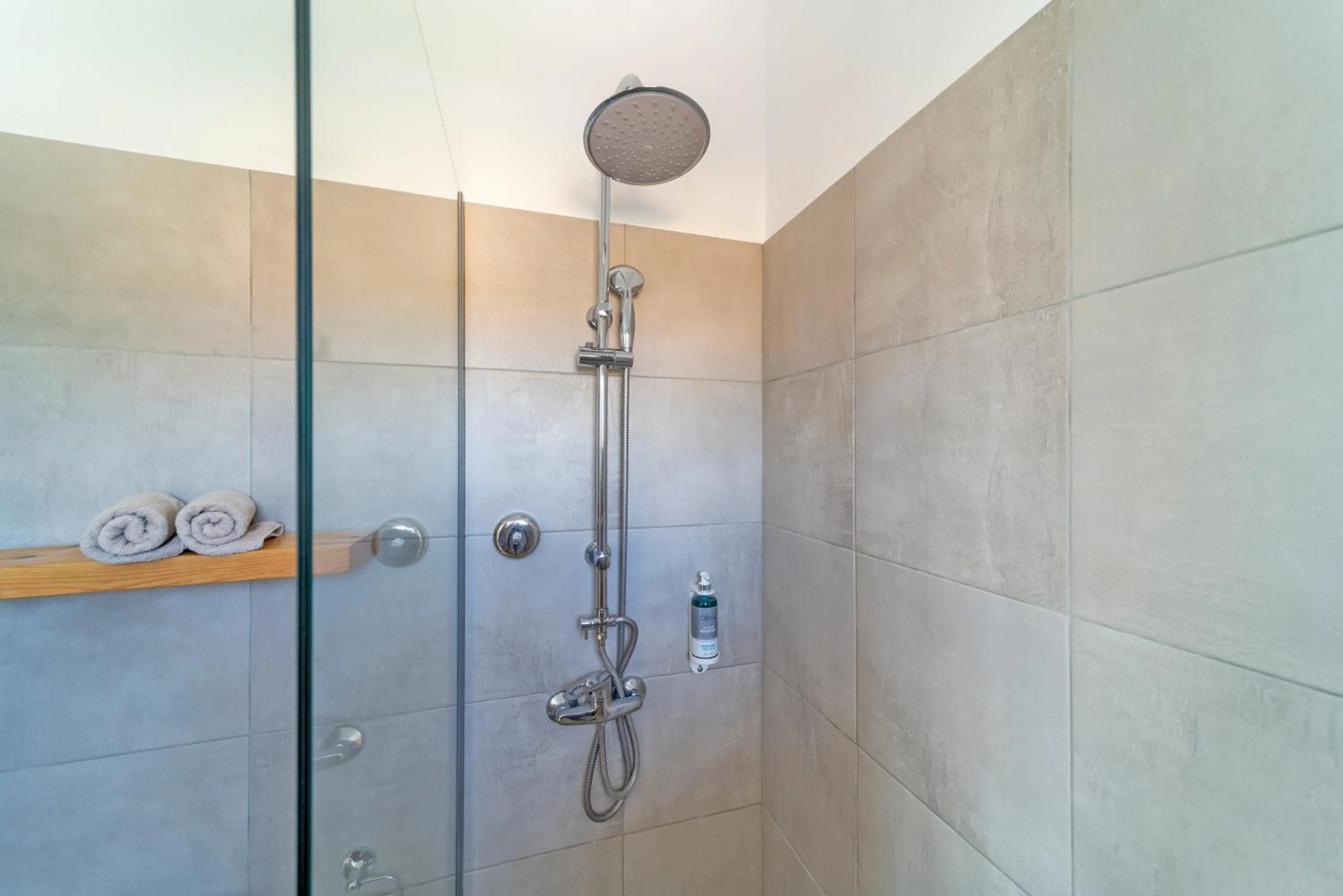 Shower in Eco Beach And Magic Garden Hotel