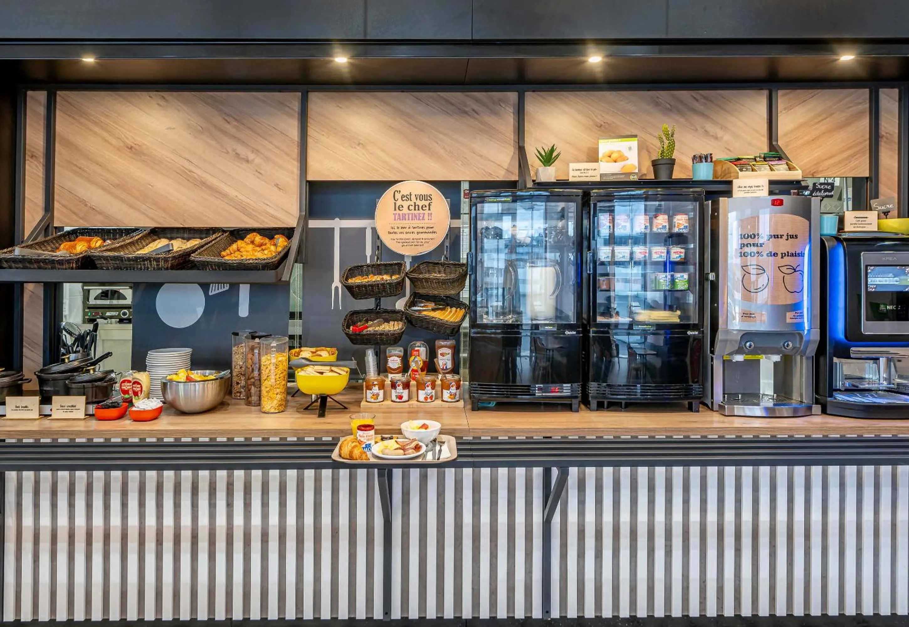 Food and drinks in B&B HOTEL Bordeaux Bassins à flot