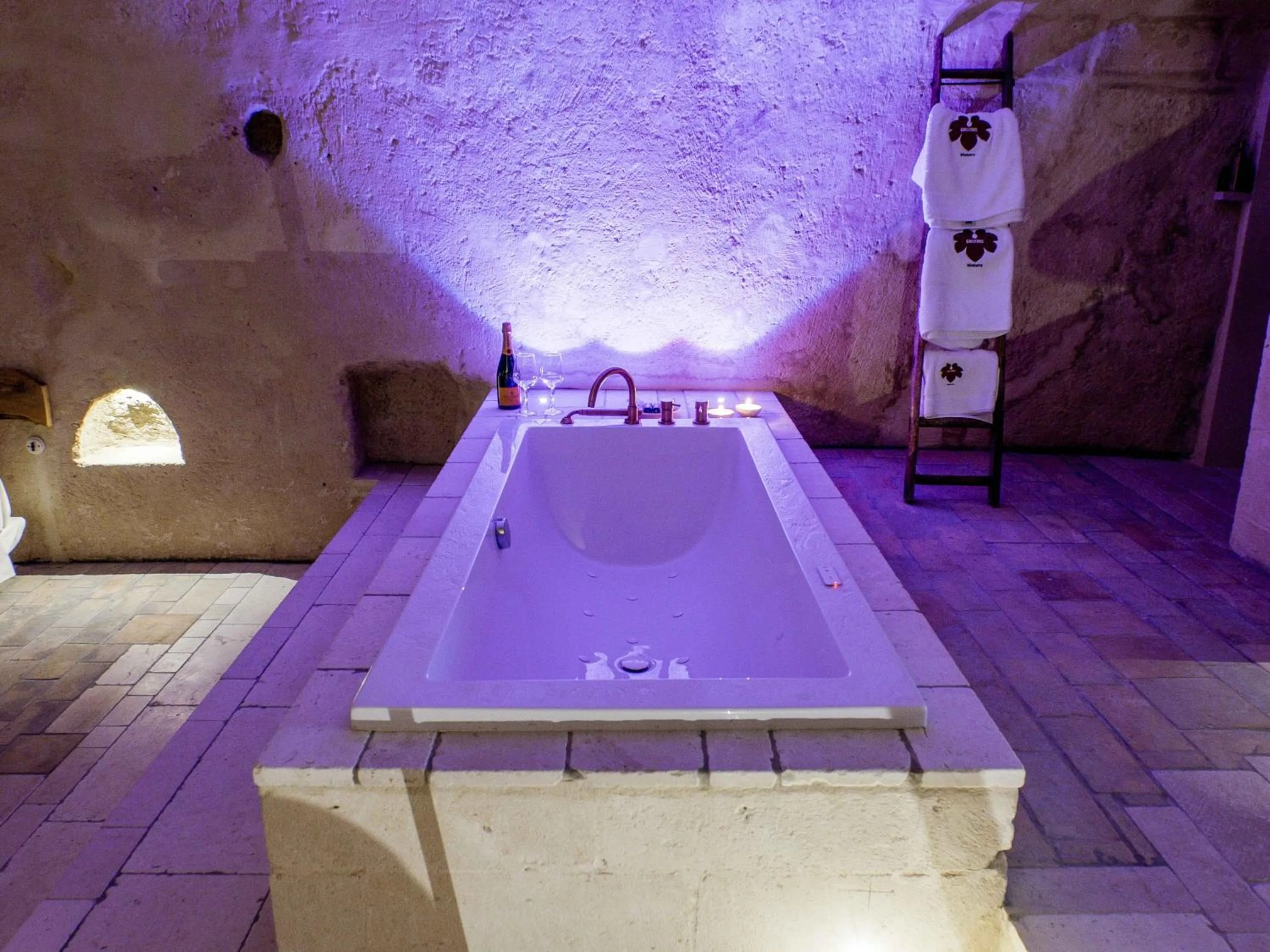 Hot Tub in ENOTRIO Barisano