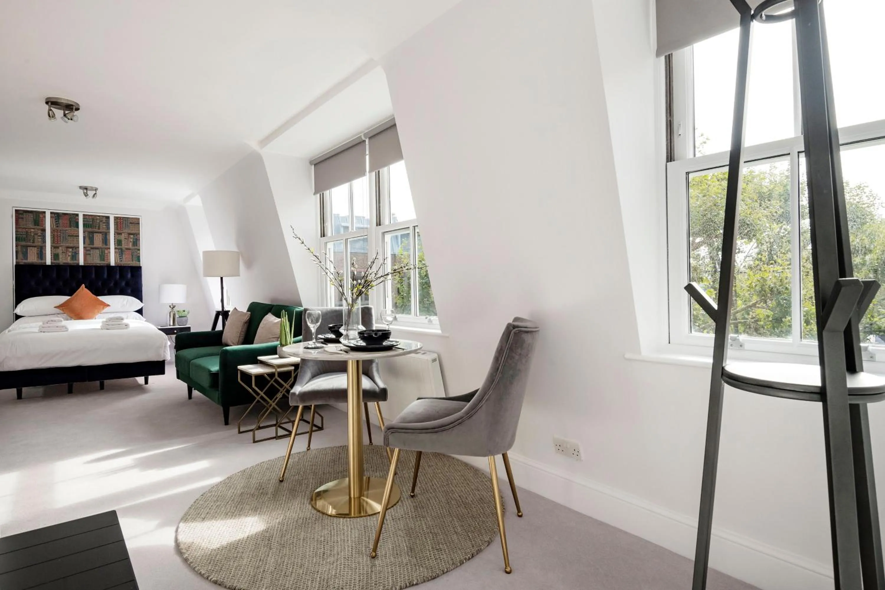 Photo of the whole room, Bed in 3 Sloane Gardens