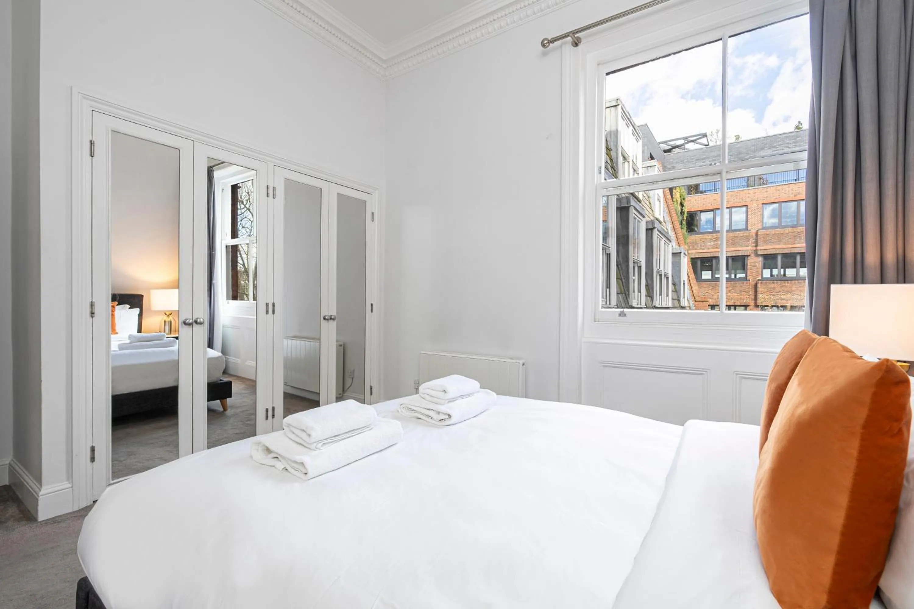 Bedroom, Bed in 3 Sloane Gardens