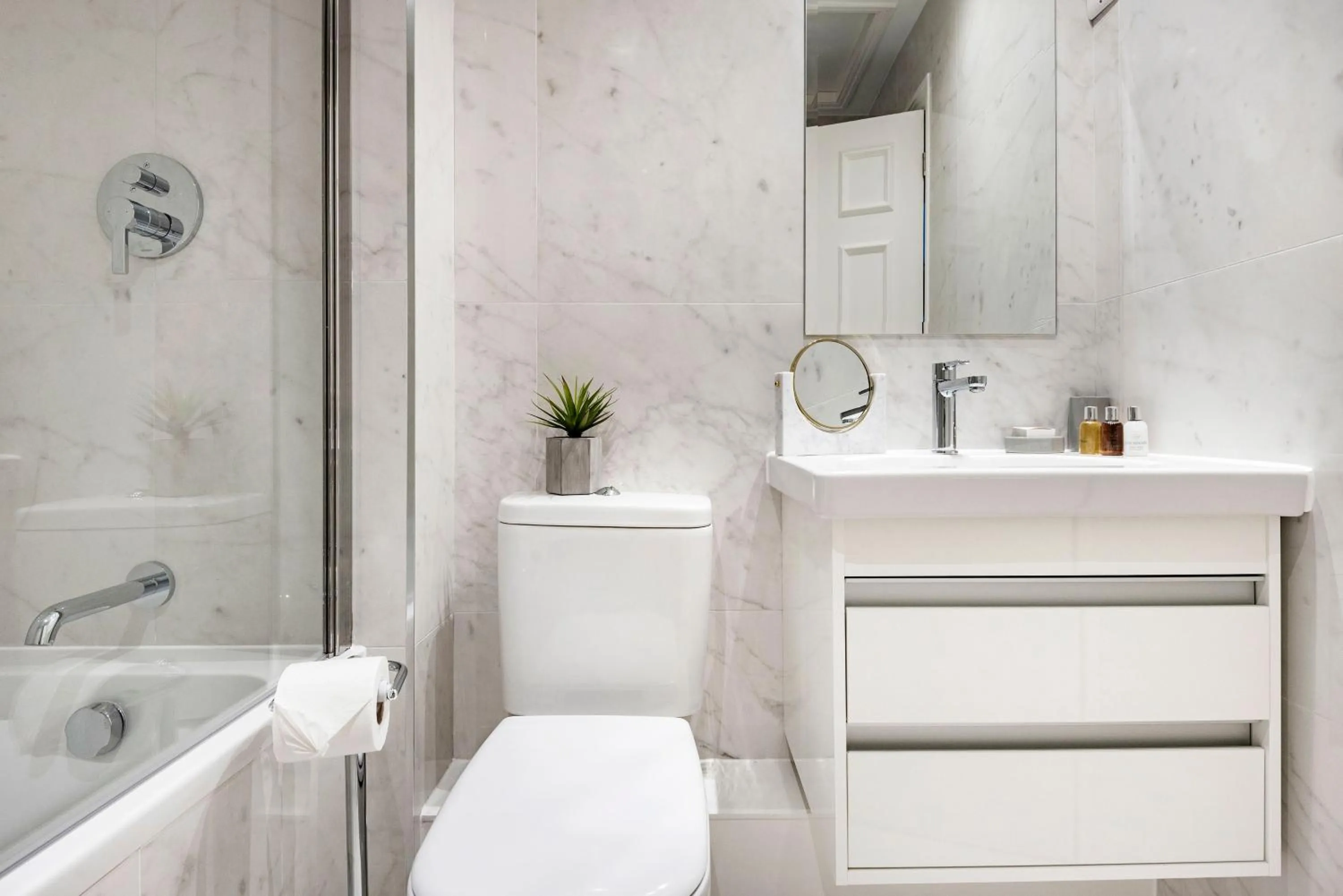 Kitchen or kitchenette in 3 Sloane Gardens