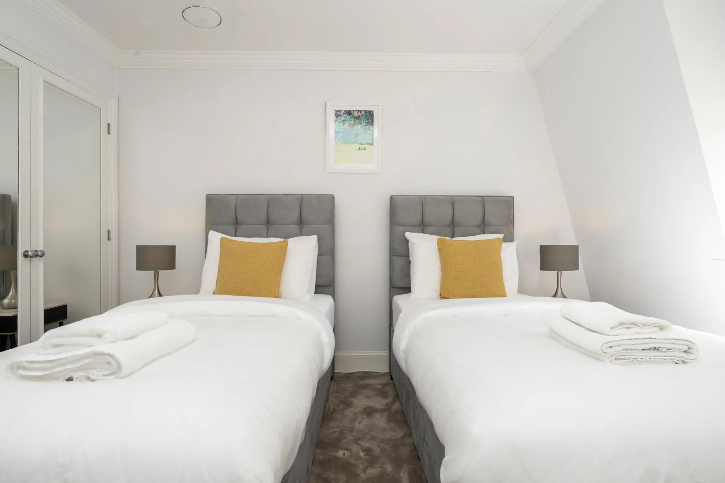 Bedroom, Bed in 3 Sloane Gardens