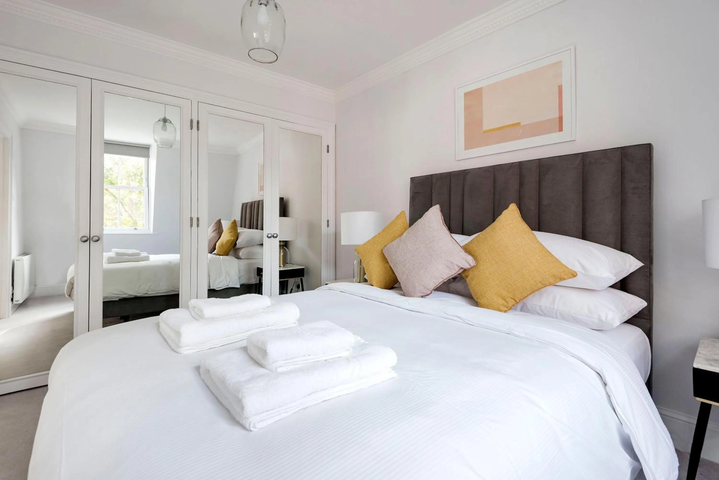 Bedroom, Bed in 3 Sloane Gardens