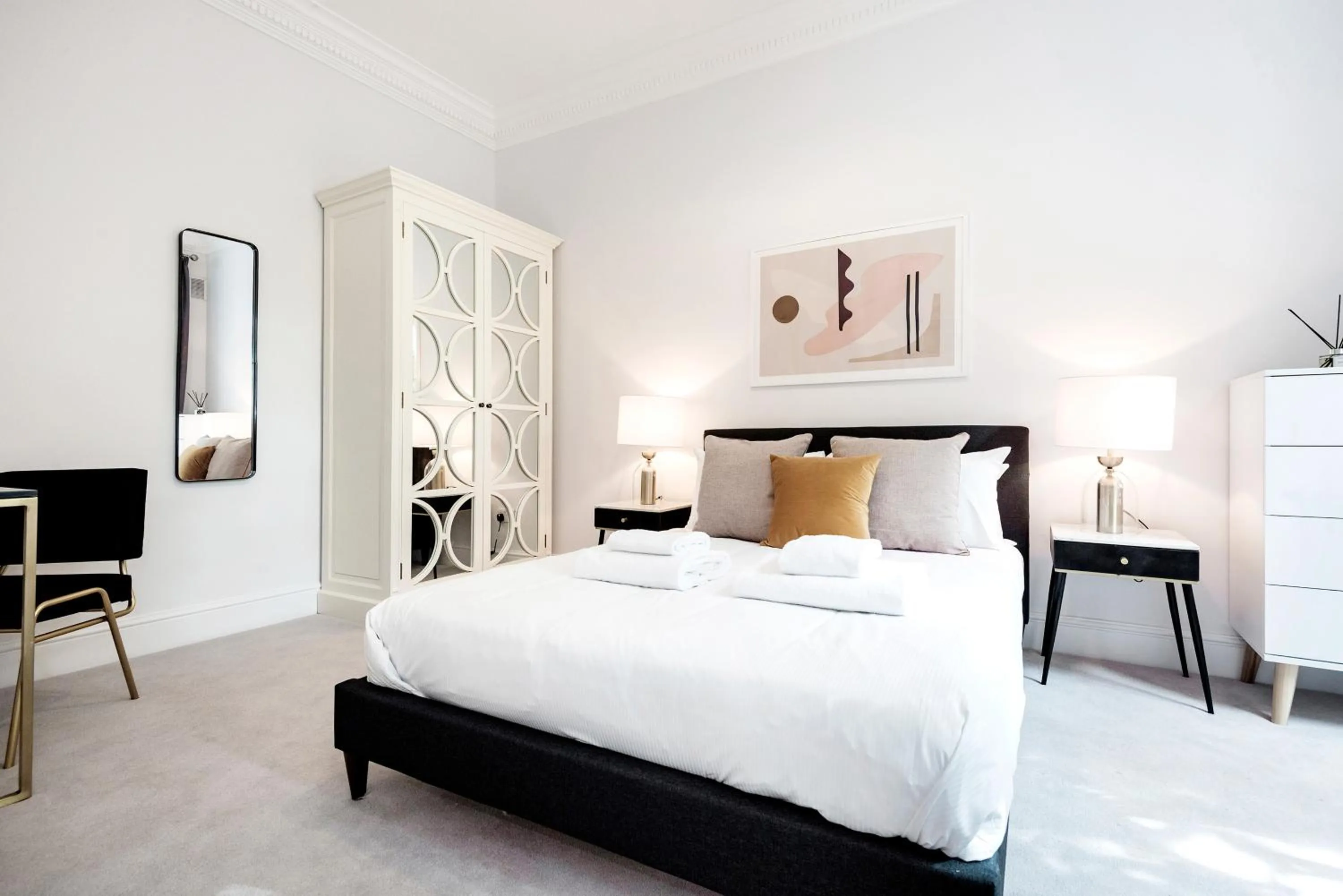 Bedroom, Bed in 3 Sloane Gardens