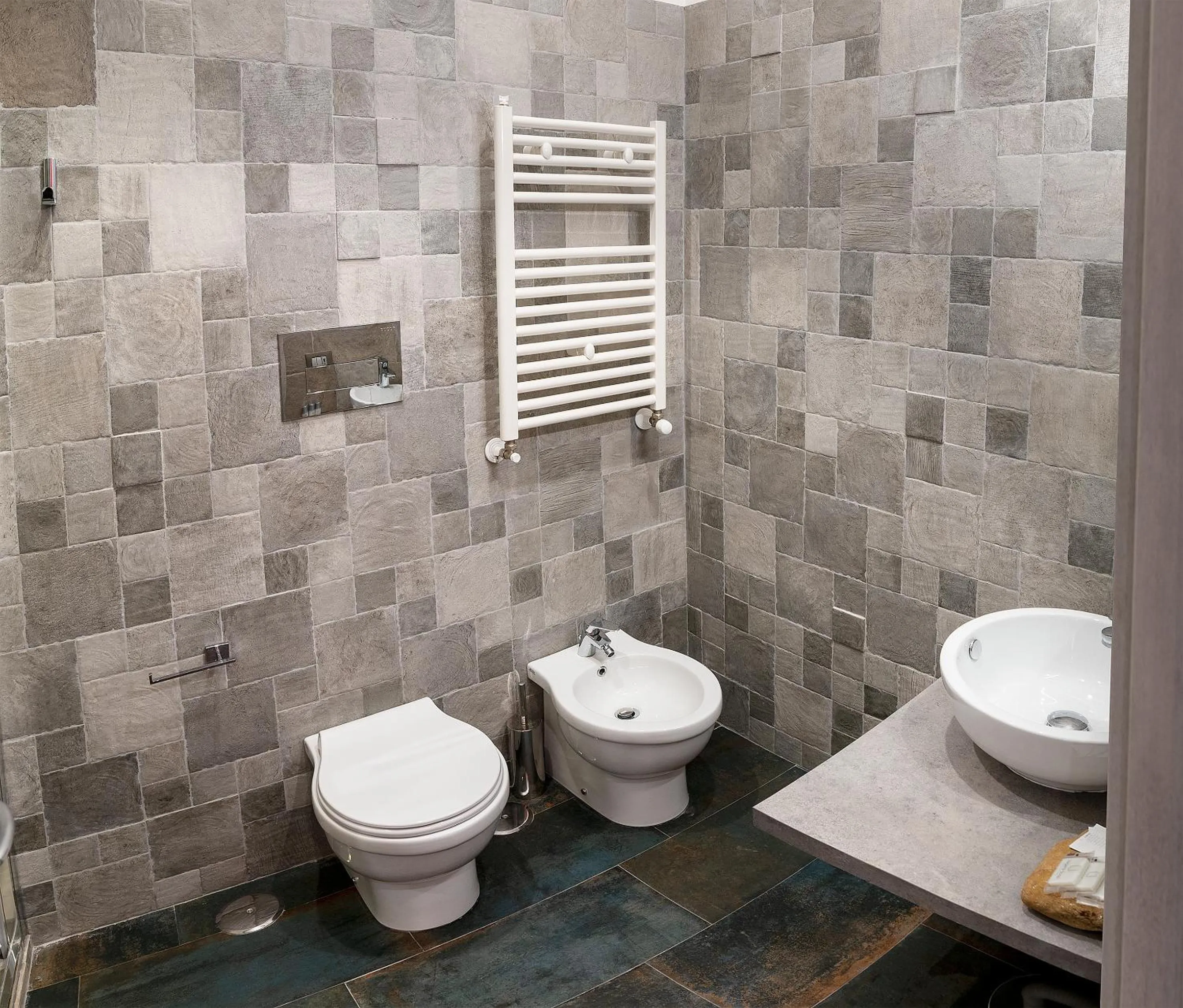 Shower in Napul'è 19