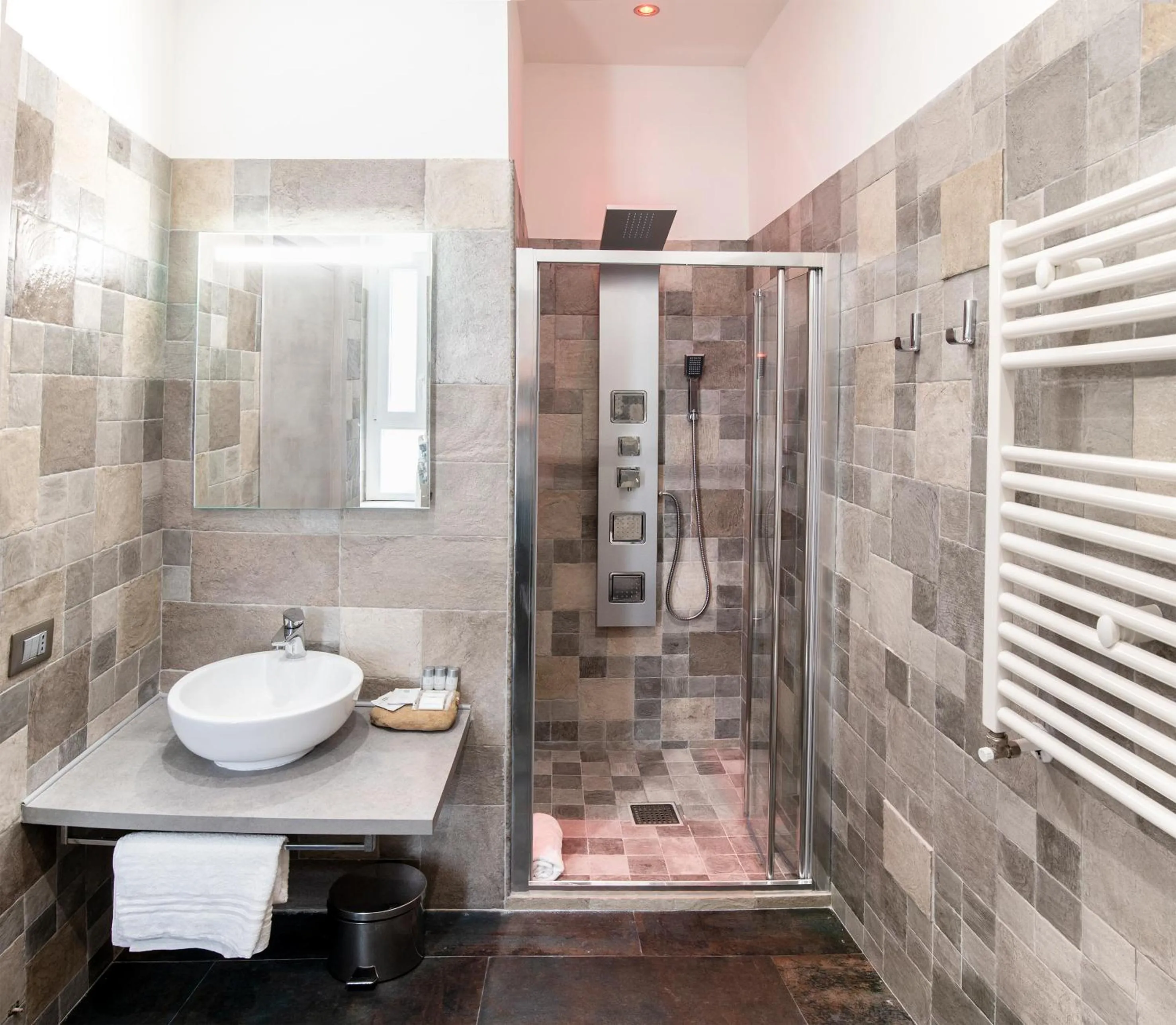 Shower in Napul'è 19