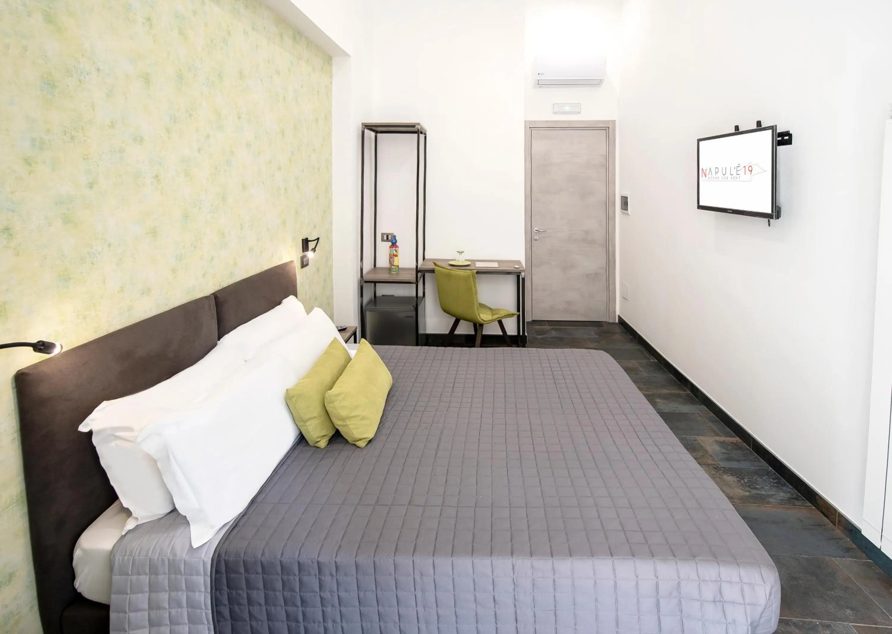 Photo of the whole room, Bed in Napul'è 19
