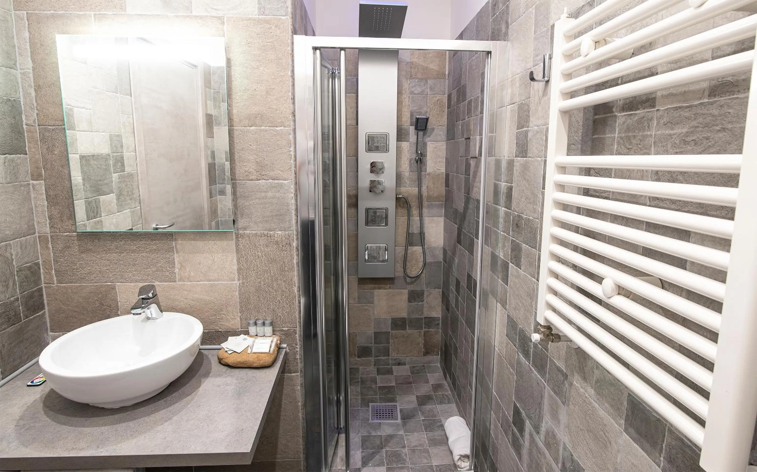 Shower in Napul'è 19