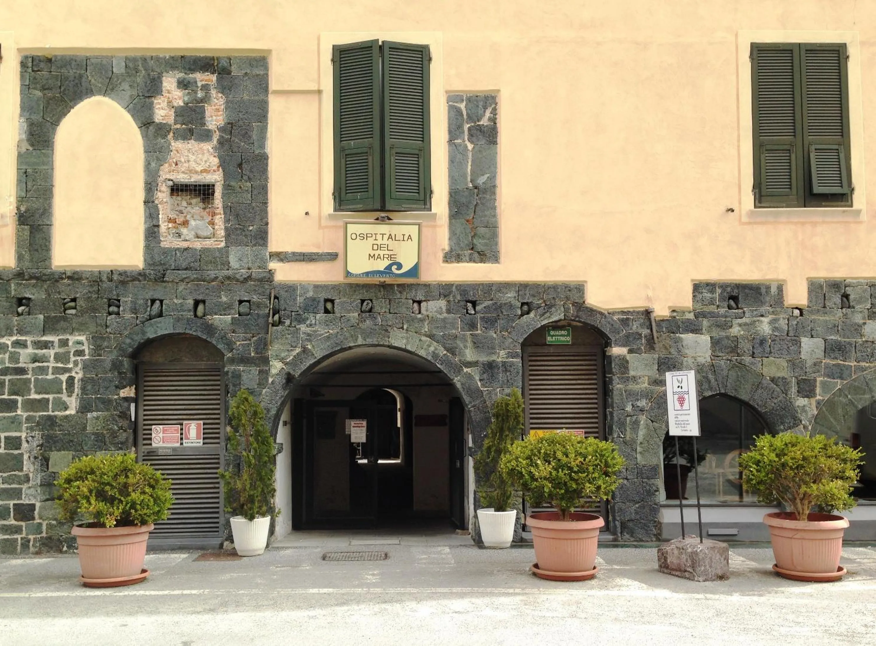 Facade/entrance in Ospitalia del Mare Hostel