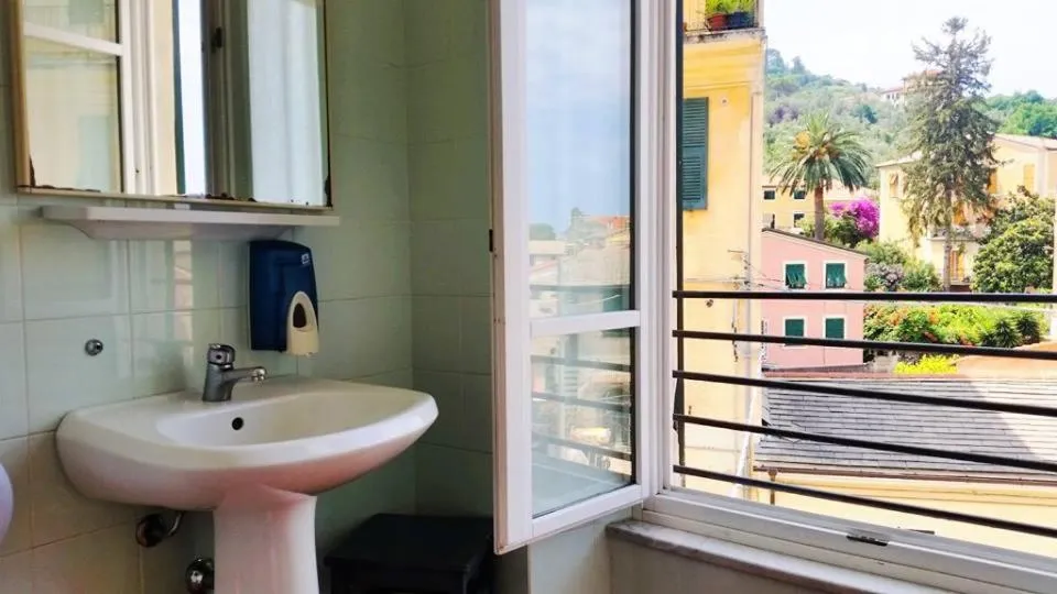 Bathroom in Ospitalia del Mare Hostel