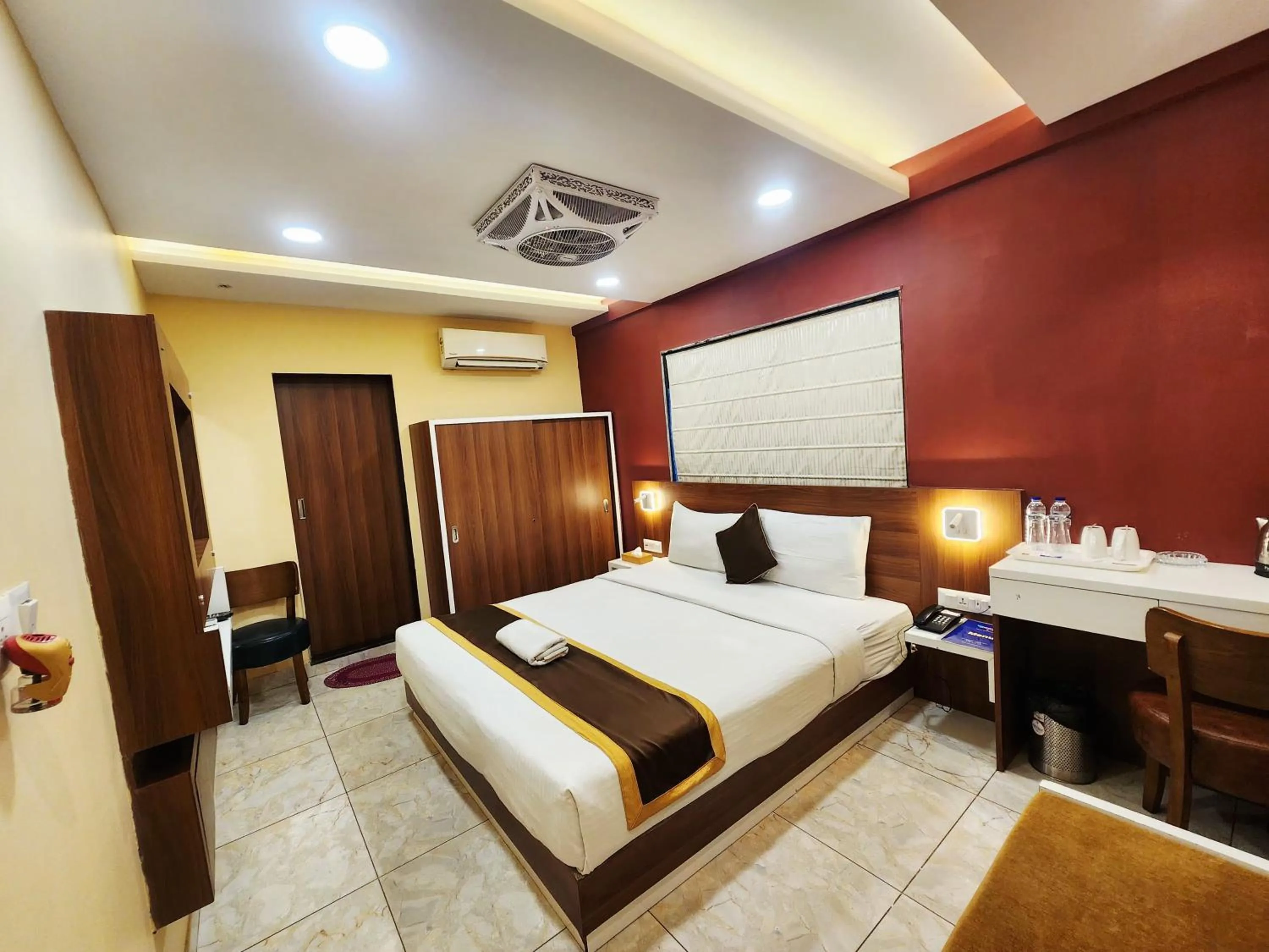 Bedroom, Bed in The Avenue Hotel Ballygunge