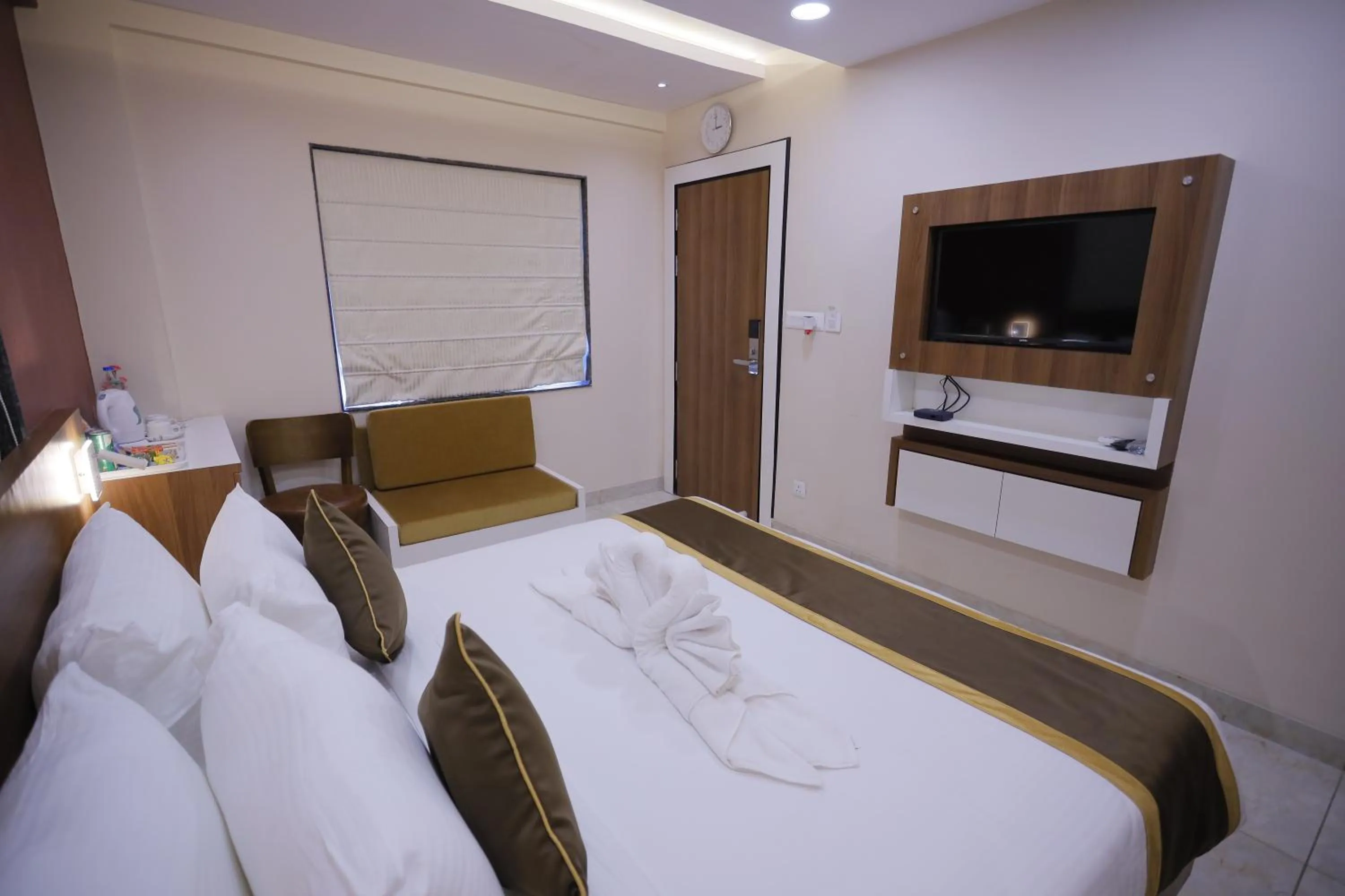 Photo of the whole room, Bed in The Avenue Hotel Ballygunge