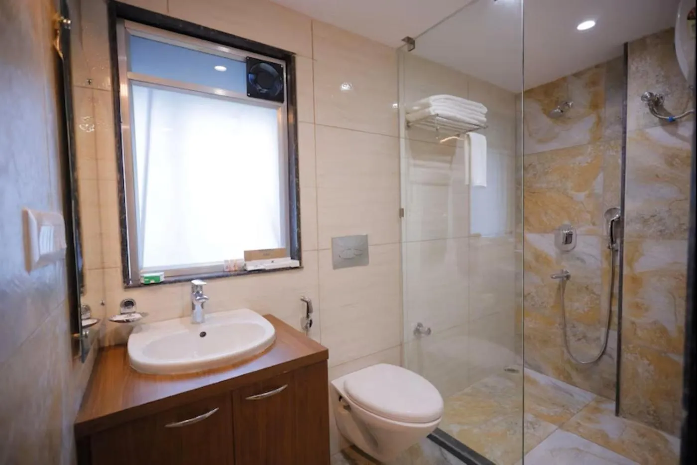 Toilet in The Avenue Hotel Ballygunge