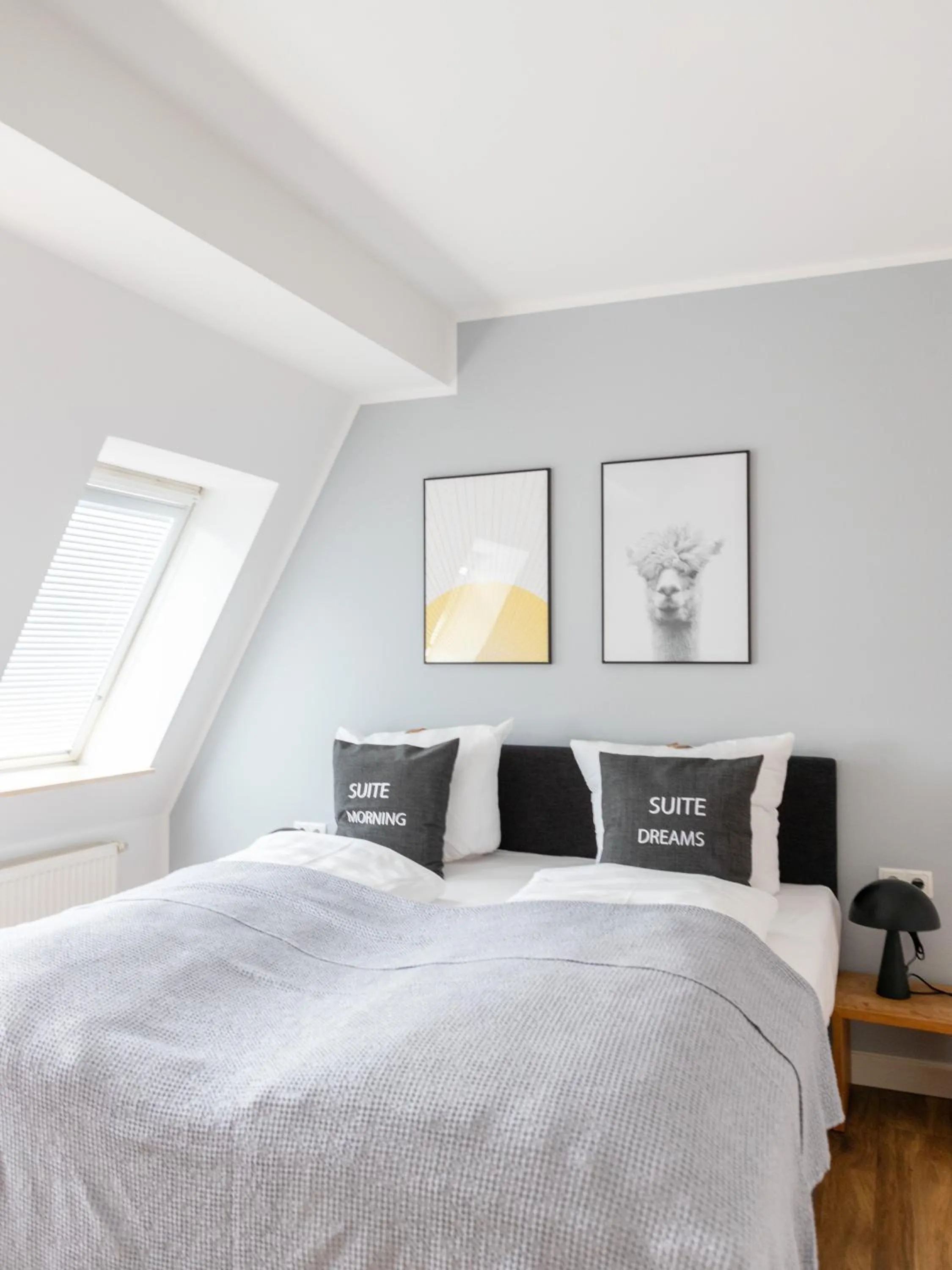 Bed in Flower's Berlin by Limehome - Digital Access