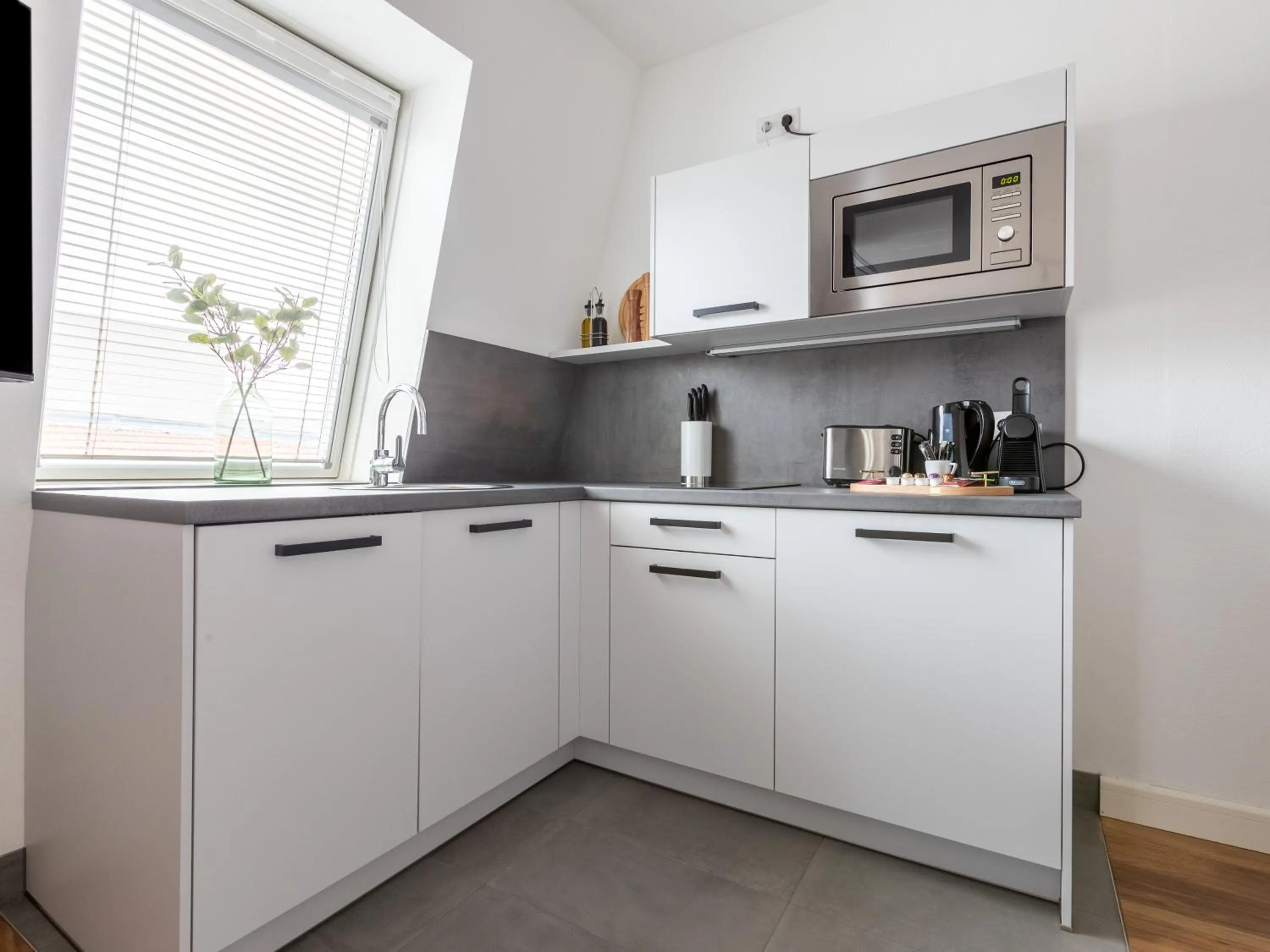 Kitchen or kitchenette in Flower's Berlin by Limehome - Digital Access