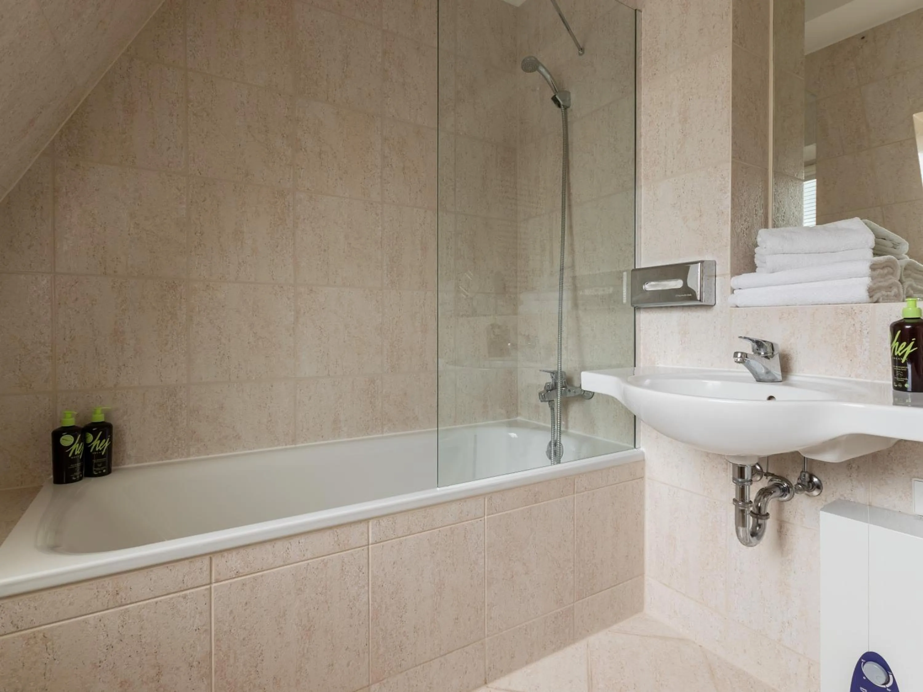 Bathroom in Flower's Berlin by Limehome - Digital Access