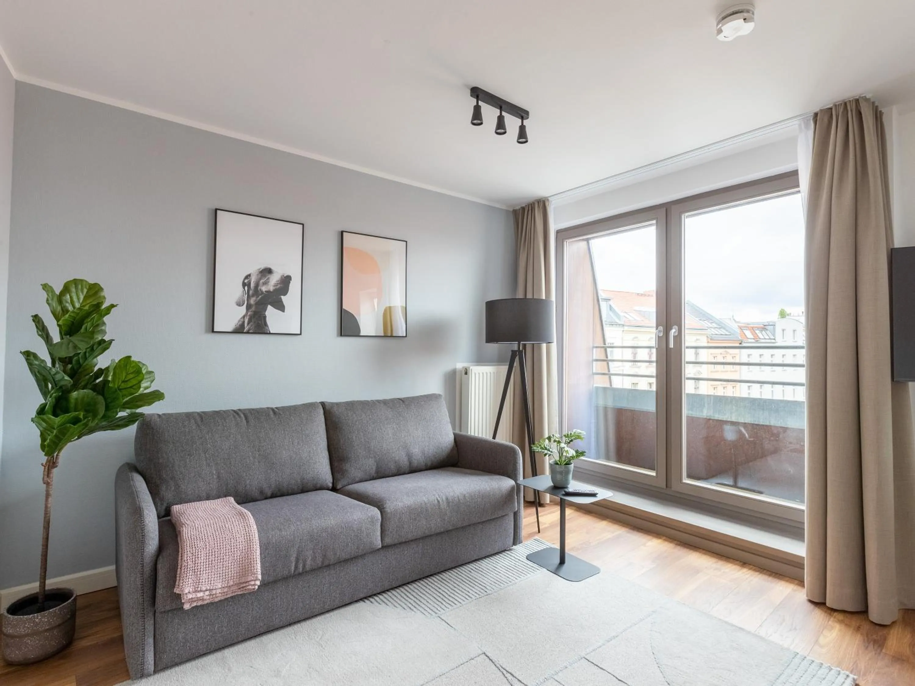 Living room in Flower's Berlin by Limehome - Digital Access