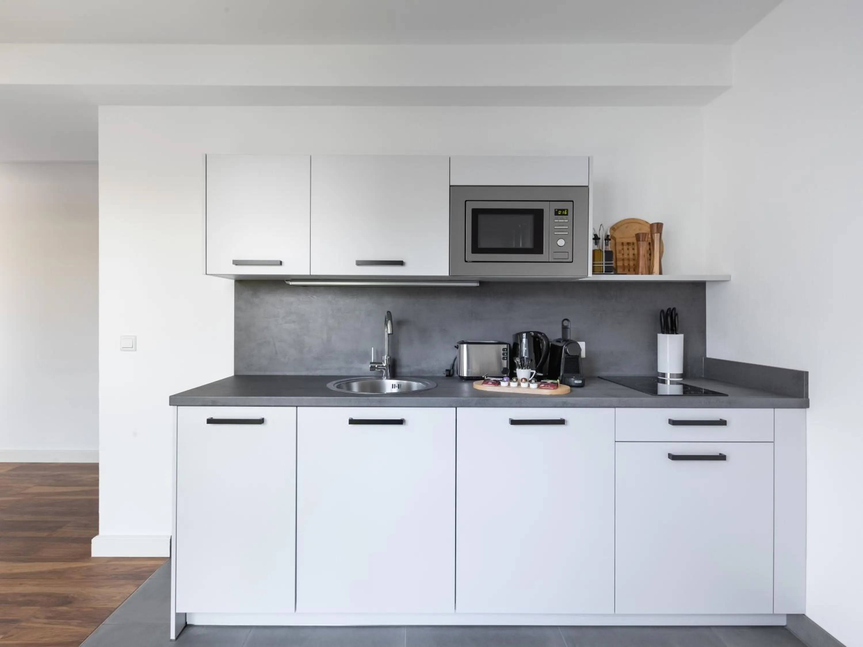 Kitchen or kitchenette in Flower's Berlin by Limehome - Digital Access